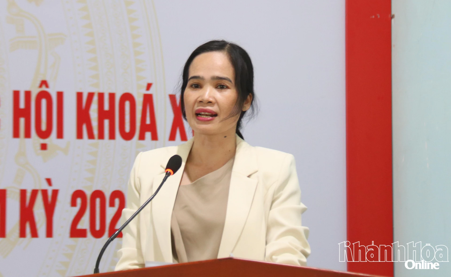 Bà Đàng Thị Hồng Lam trình bày chương trình hành động.