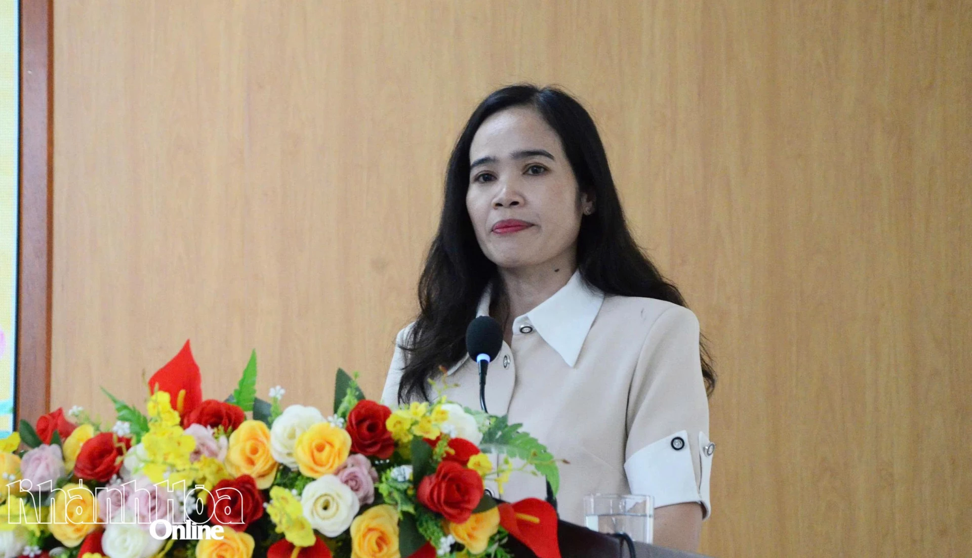 Bà Đàng Thị Hồng Lam trình bày chương trình hành động.