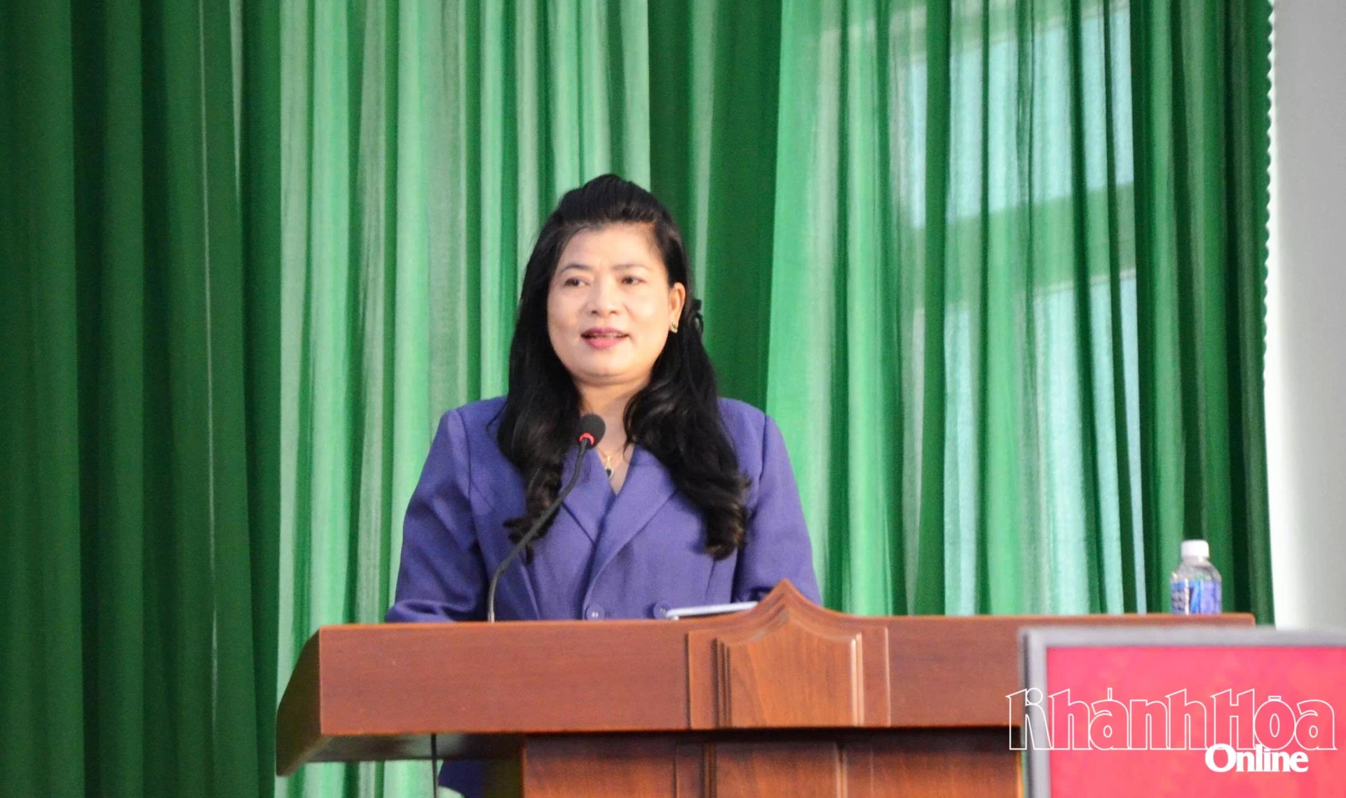 Bà Đàng Thị Mỹ Hương trình bày chương trình hành động.