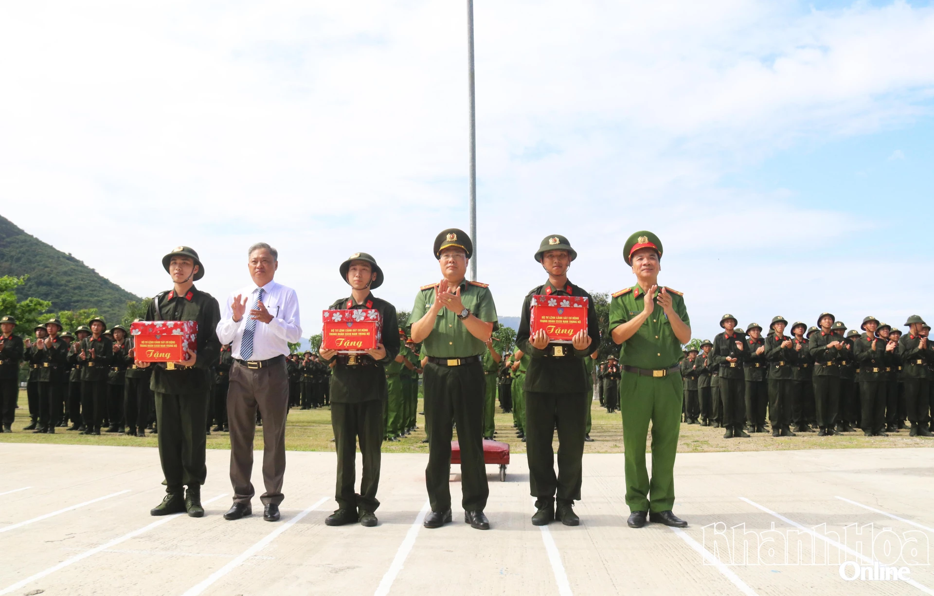 Lãnh đạo Trung đoàn Cảnh sát cơ động Nam Trung Bộ, lãnh đạo đơn vị nghiệp vụ Công an tỉnh và UBND phường Tây Nha Trang tặng quà chiến sĩ mới.