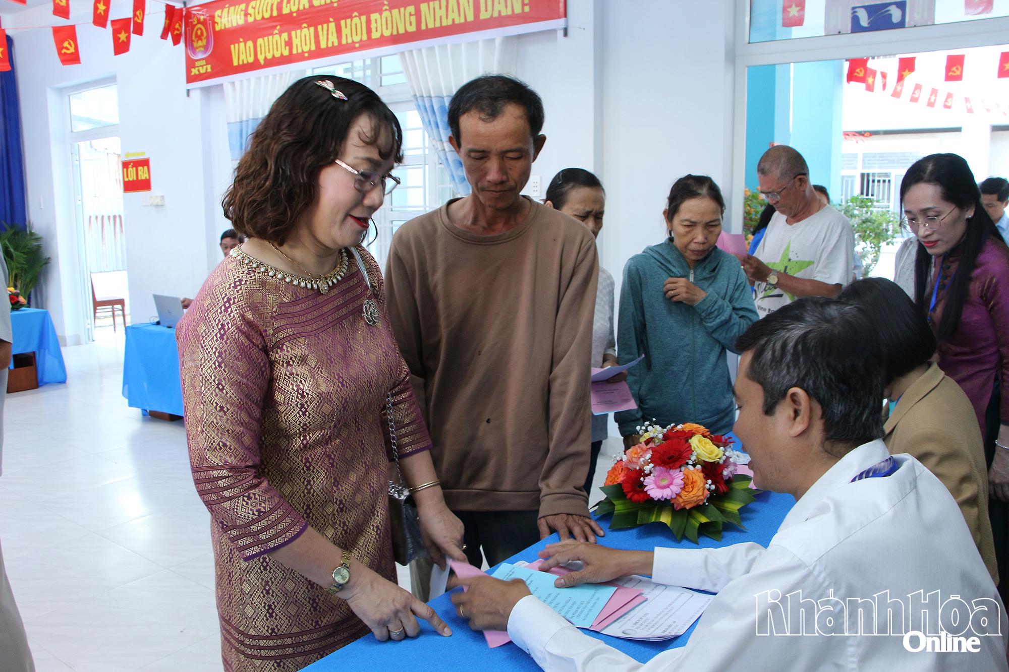 Các cử tri được hướng dẫn thực hiện bầu cử.