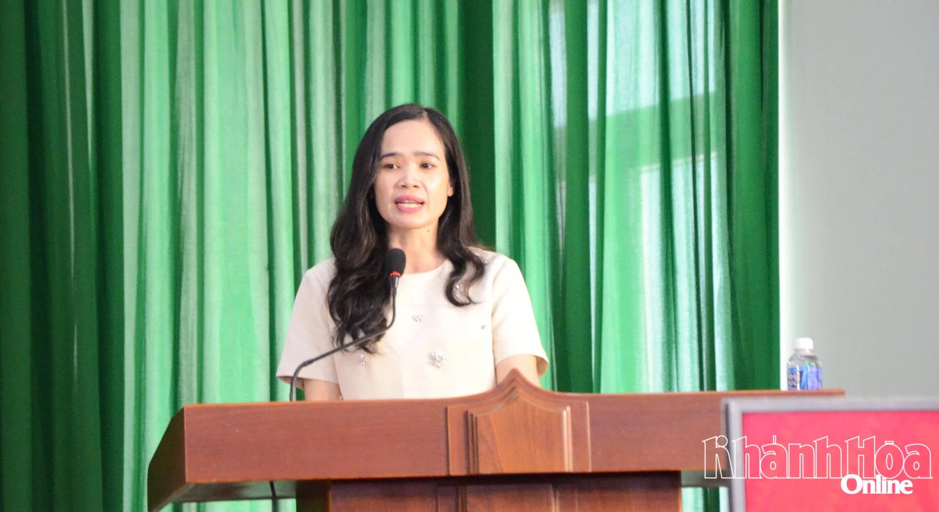 Bà Đàng Thị Hồng Lam trình bày chương trình hành động.