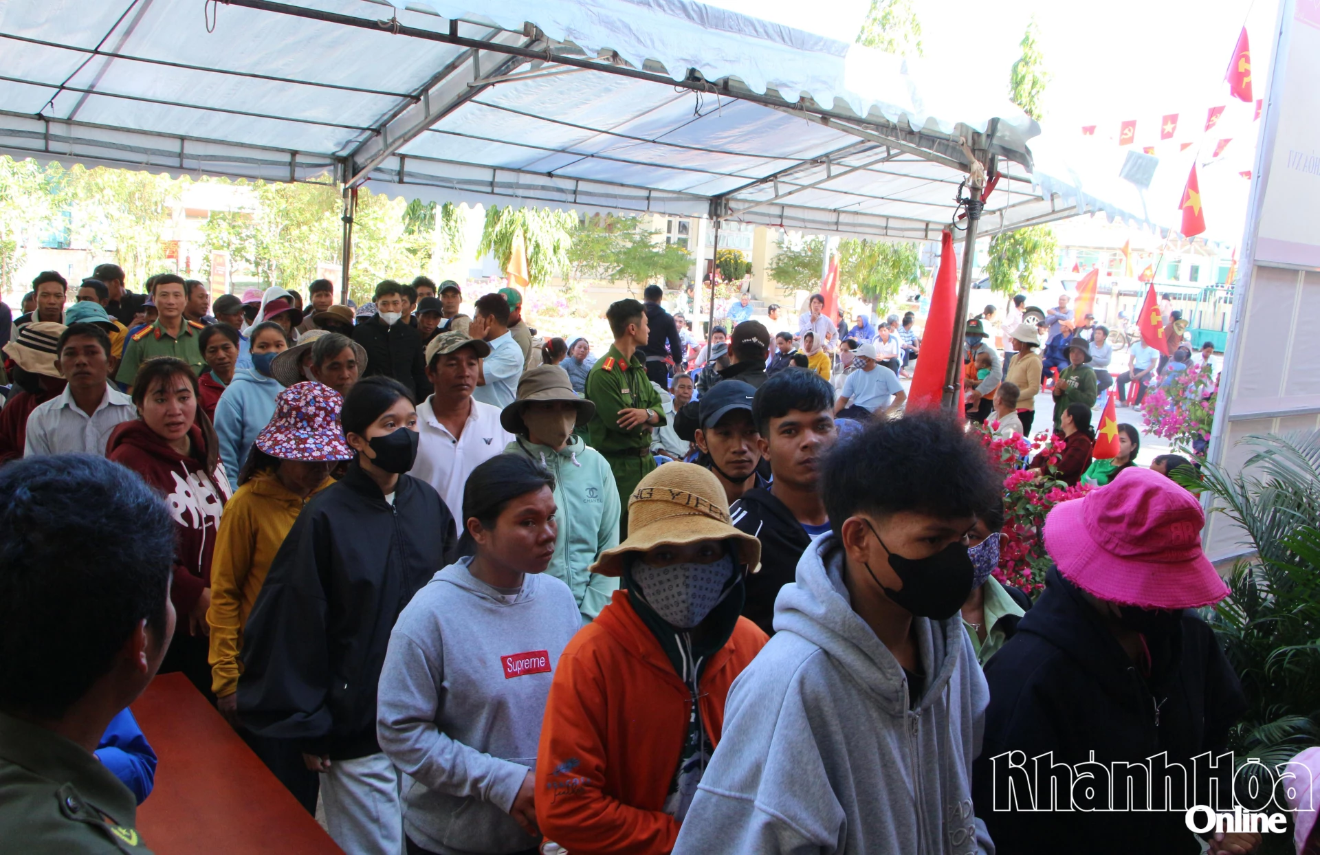 Rất đông cử tri xã Phước Hà tới Khu vực bỏ phiếu số 4 để bầu cử.