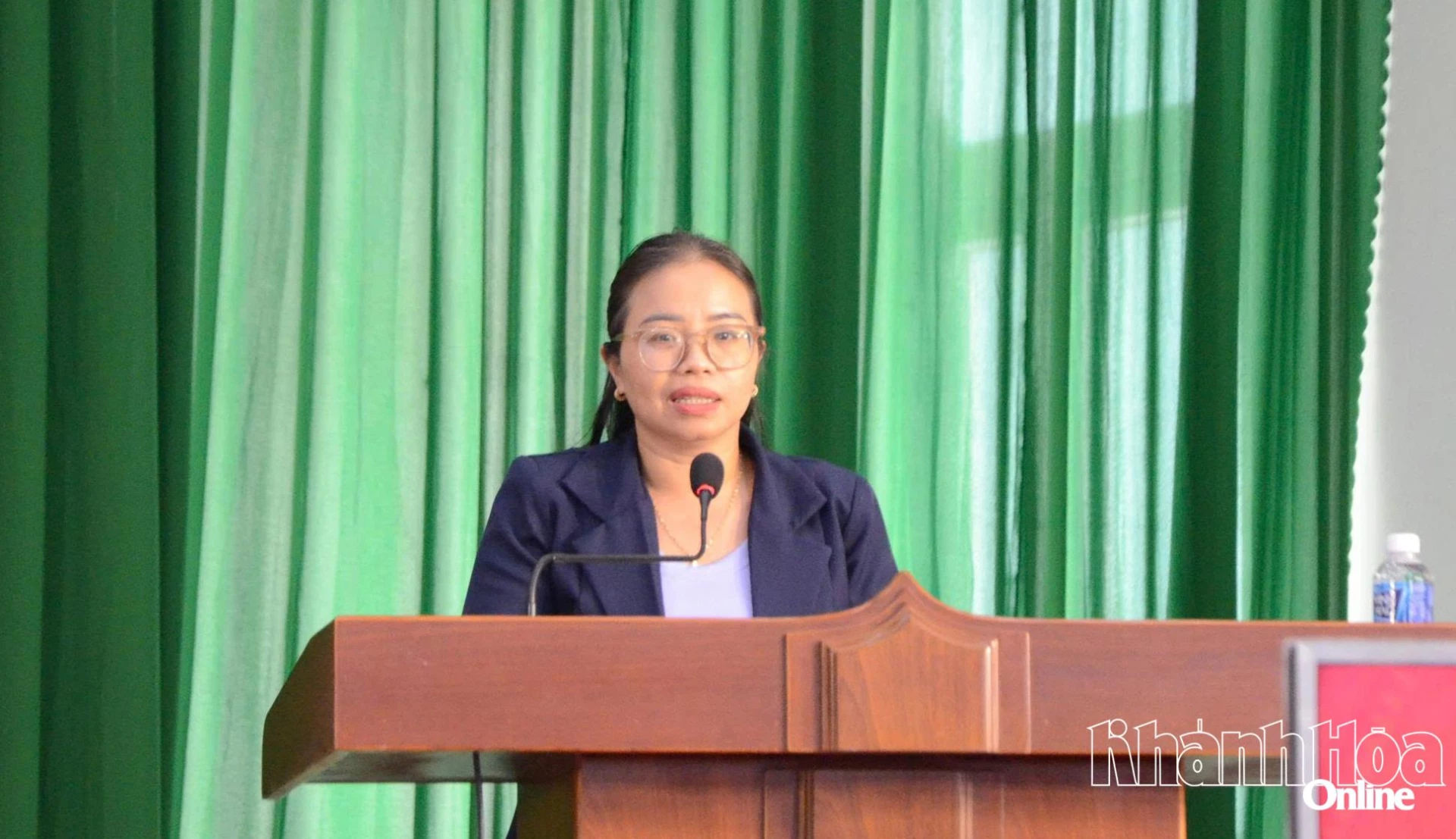 Bà Mấu Thị Lệ Thu trình bày chương trình hành động.