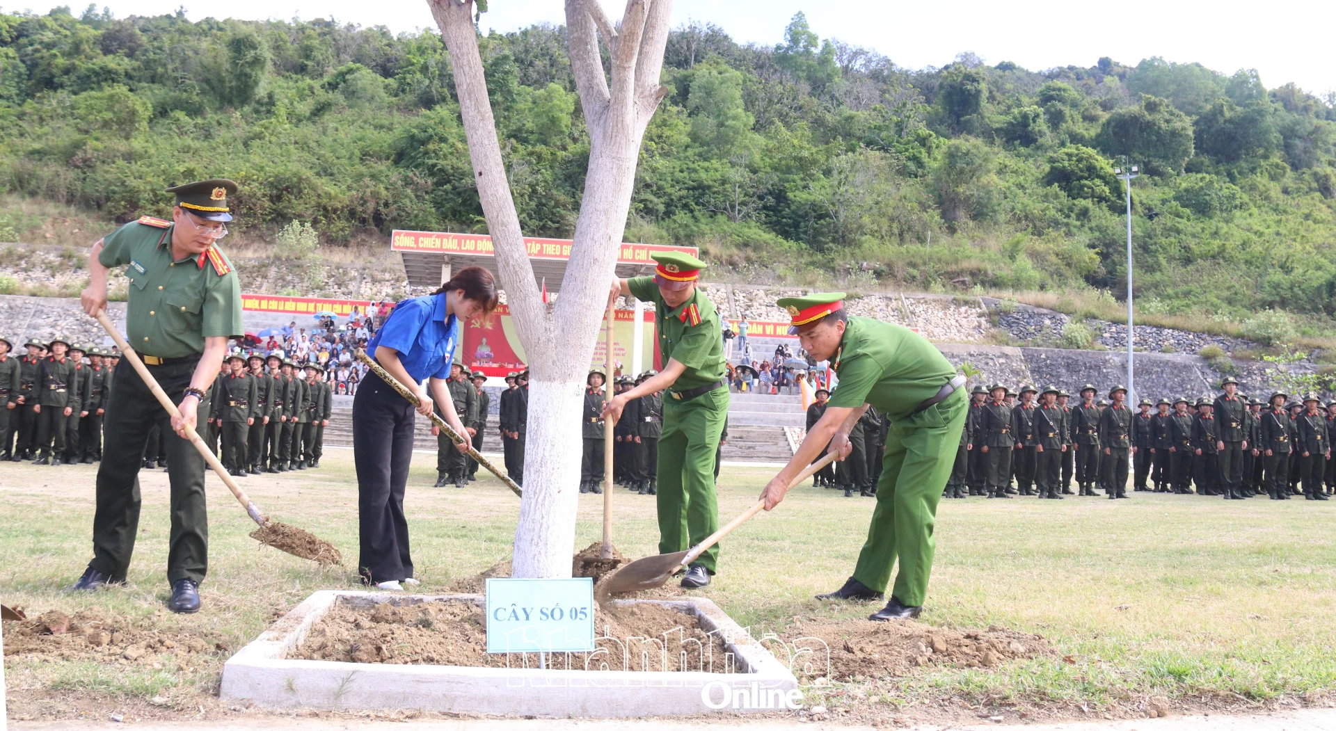 Lãnh đạo Trung đoàn Cảnh sát cơ động Nam Trung Bộ cùng các đại biểu tham gia “Tết trồng cây đời đời nhớ ơn Bác Hồ” - Xuân Bính Ngọ 2026.