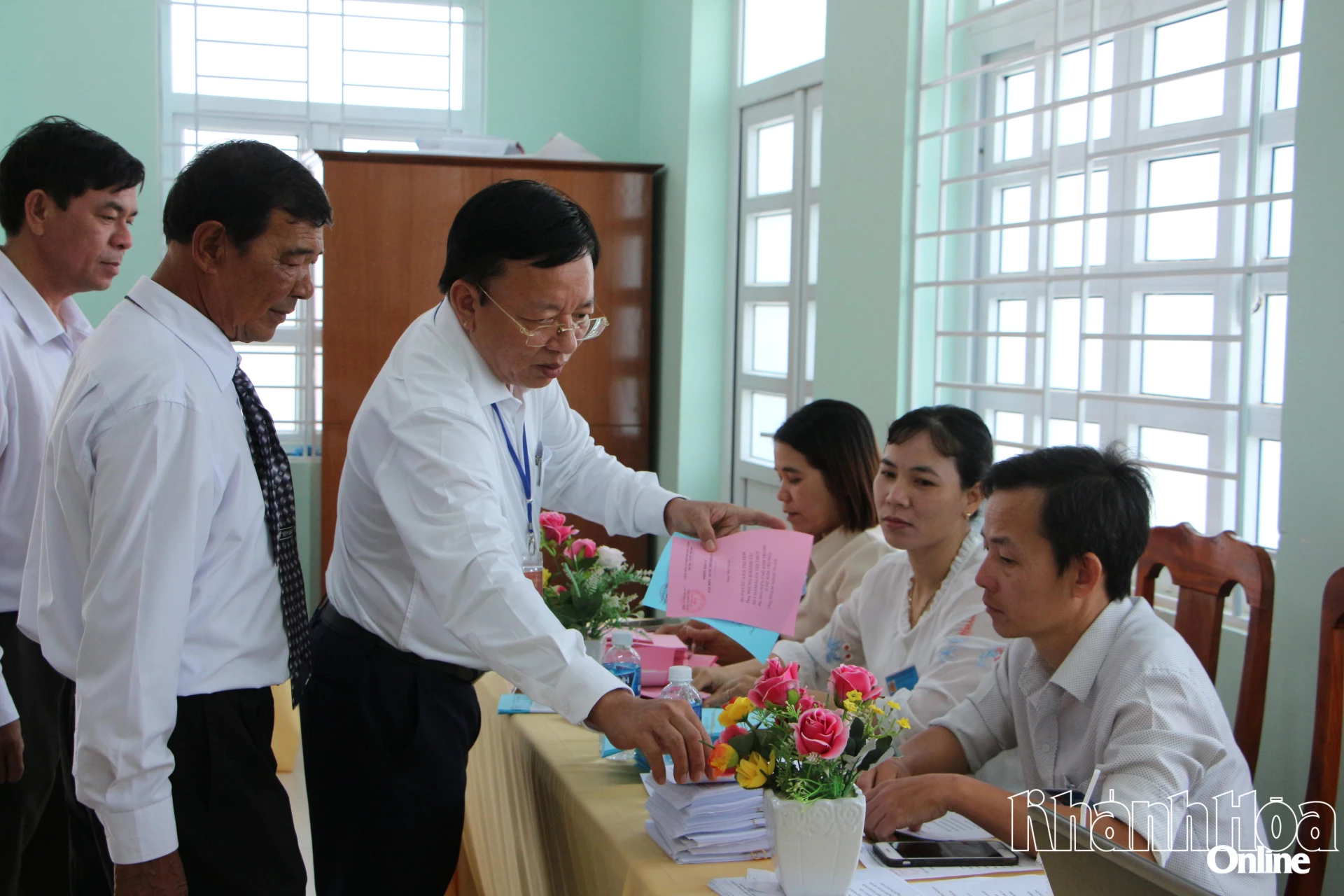 Đồng chí Lê Huyền trực tiếp kiểm tra Khu vực bỏ phiếu số 1 phục vụ 1.751 cử tri thôn Văn Lâm, xã Thuận Nam.