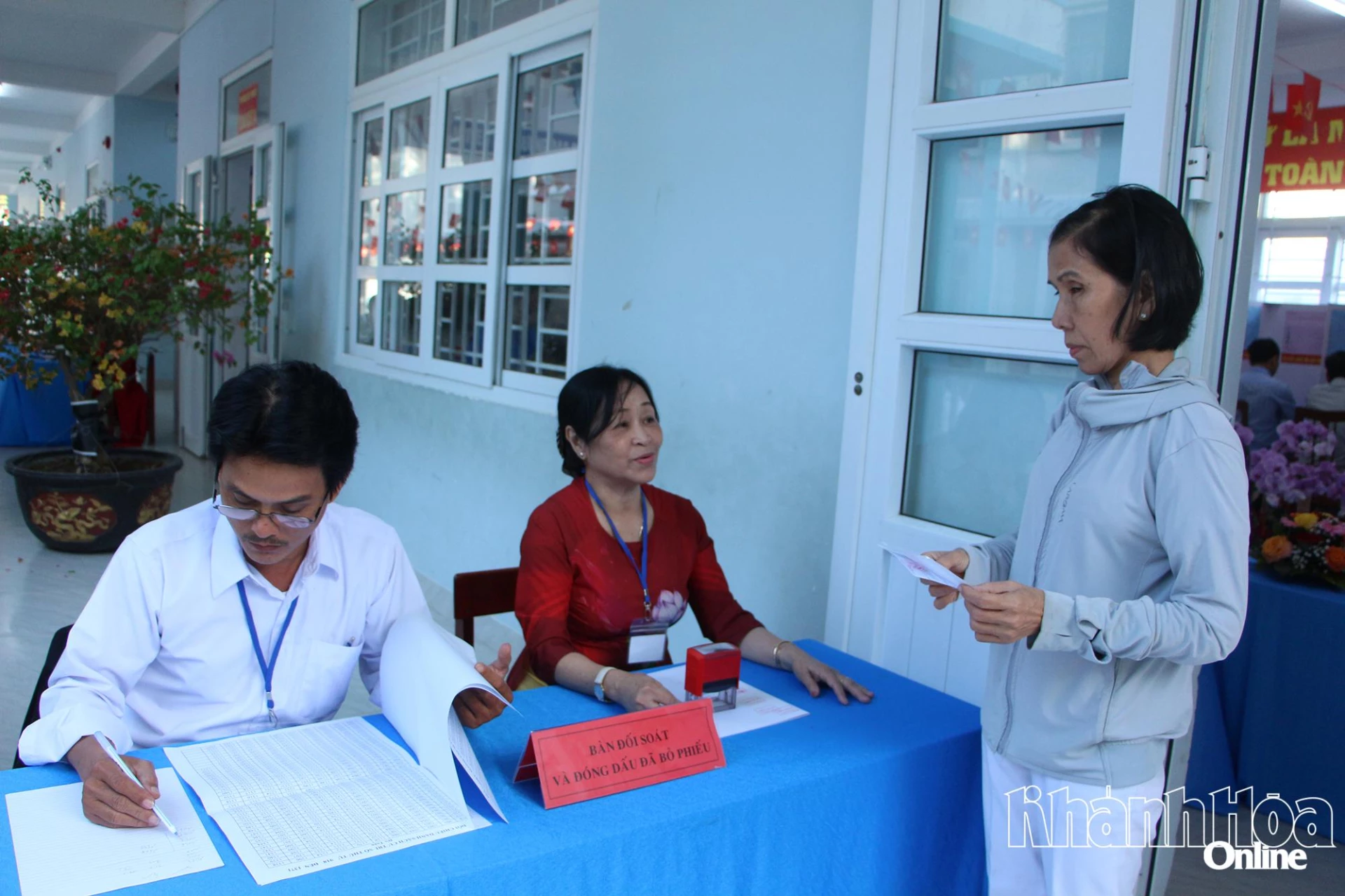 Cứ tri phấn khởi sau khi thực hiện xong việc bỏ phiếu.