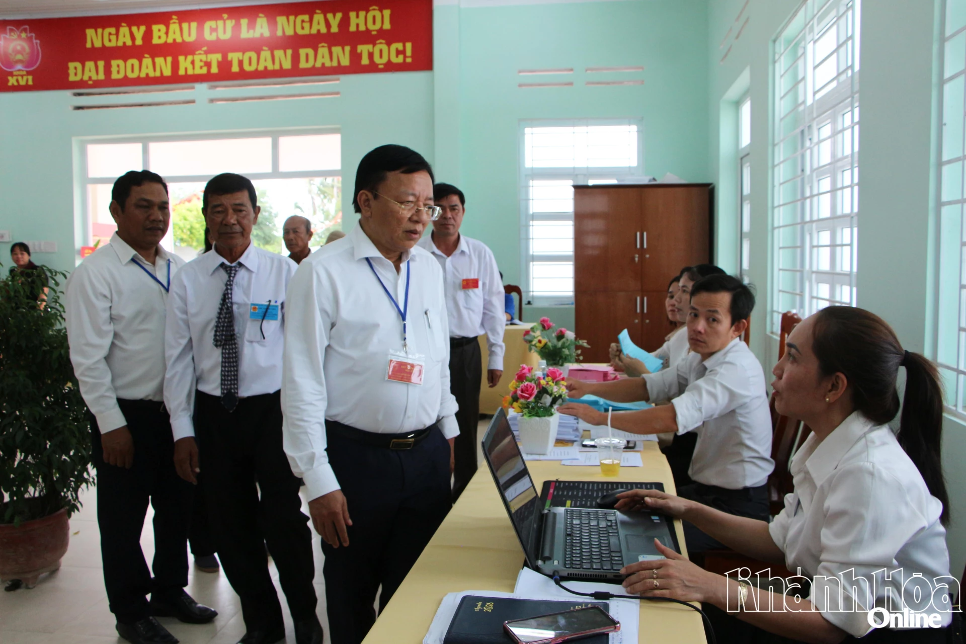 Phó Chủ tịch UBND tỉnh Lê Huyền kiểm tra tiến độ bầu cử tại Khu vực bỏ phiếu số 1, thôn Văn Lâm, xã Thuận Nam.