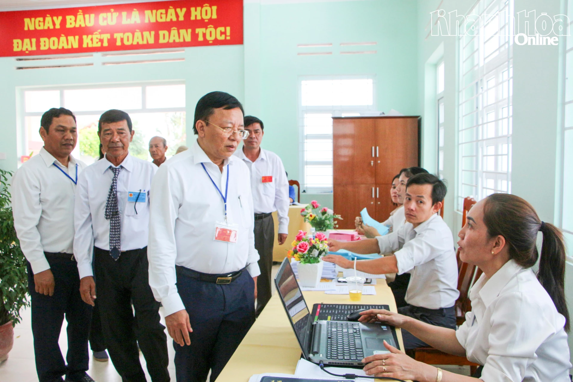 Công tác cập nhật tiến độ bầu cử cũng được áp dụng trên nền tảng số. (Trong ảnh: Phó Chủ tịch UBND tỉnh Lê Huyền kiểm tra tiến độ cuộc bầu cử tại Khu vực bỏ phiếu số 1, thôn Văn Lâm, xã Thuận Nam)