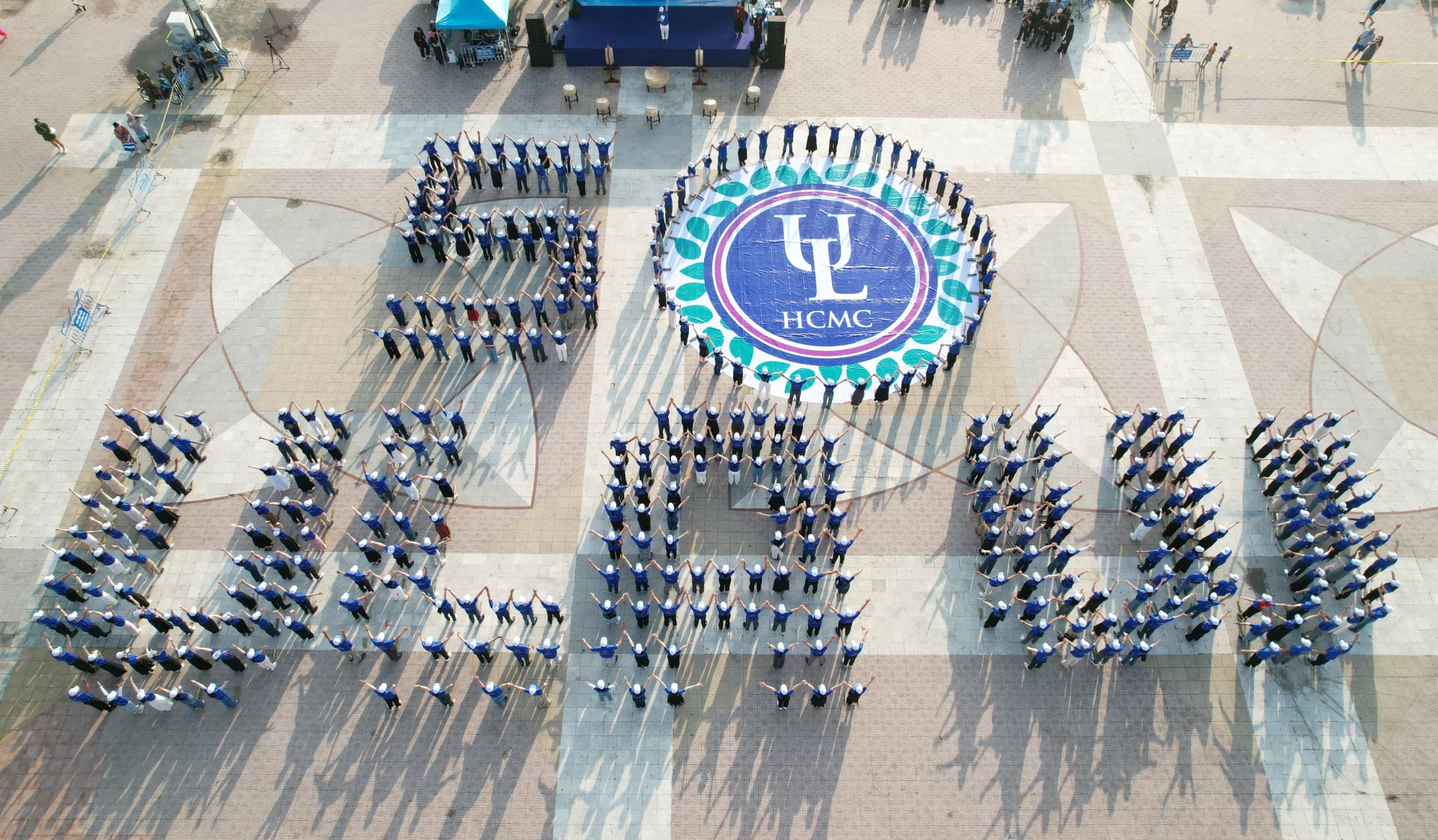 Xếp hình tên trường. 