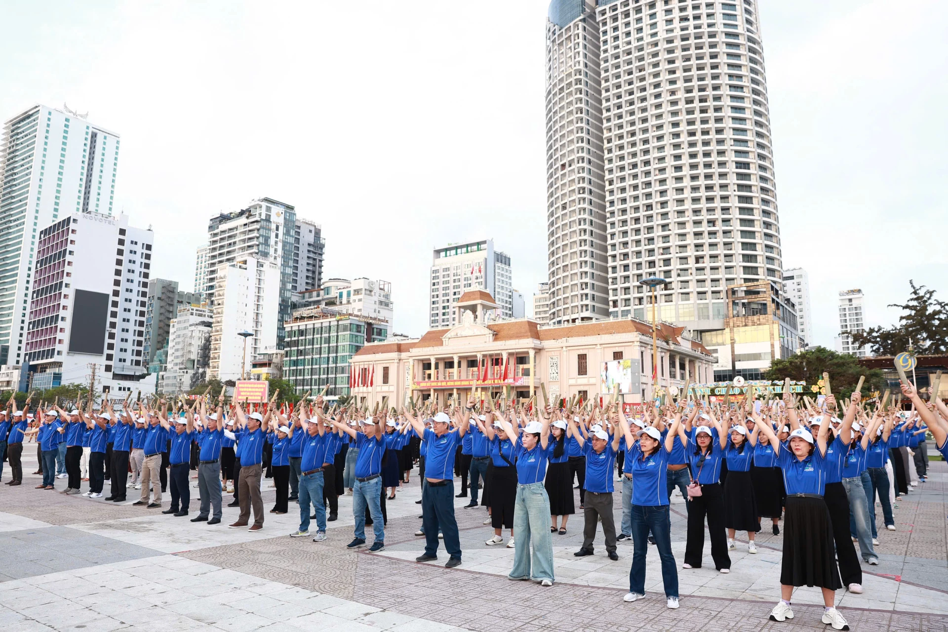 Hoạt động thu hút gần 500 viên chức, người lao động và cựu sinh viên, học viên ULAW đang sinh sống, công tác tại tỉnh Khánh Hòa tham gia. 