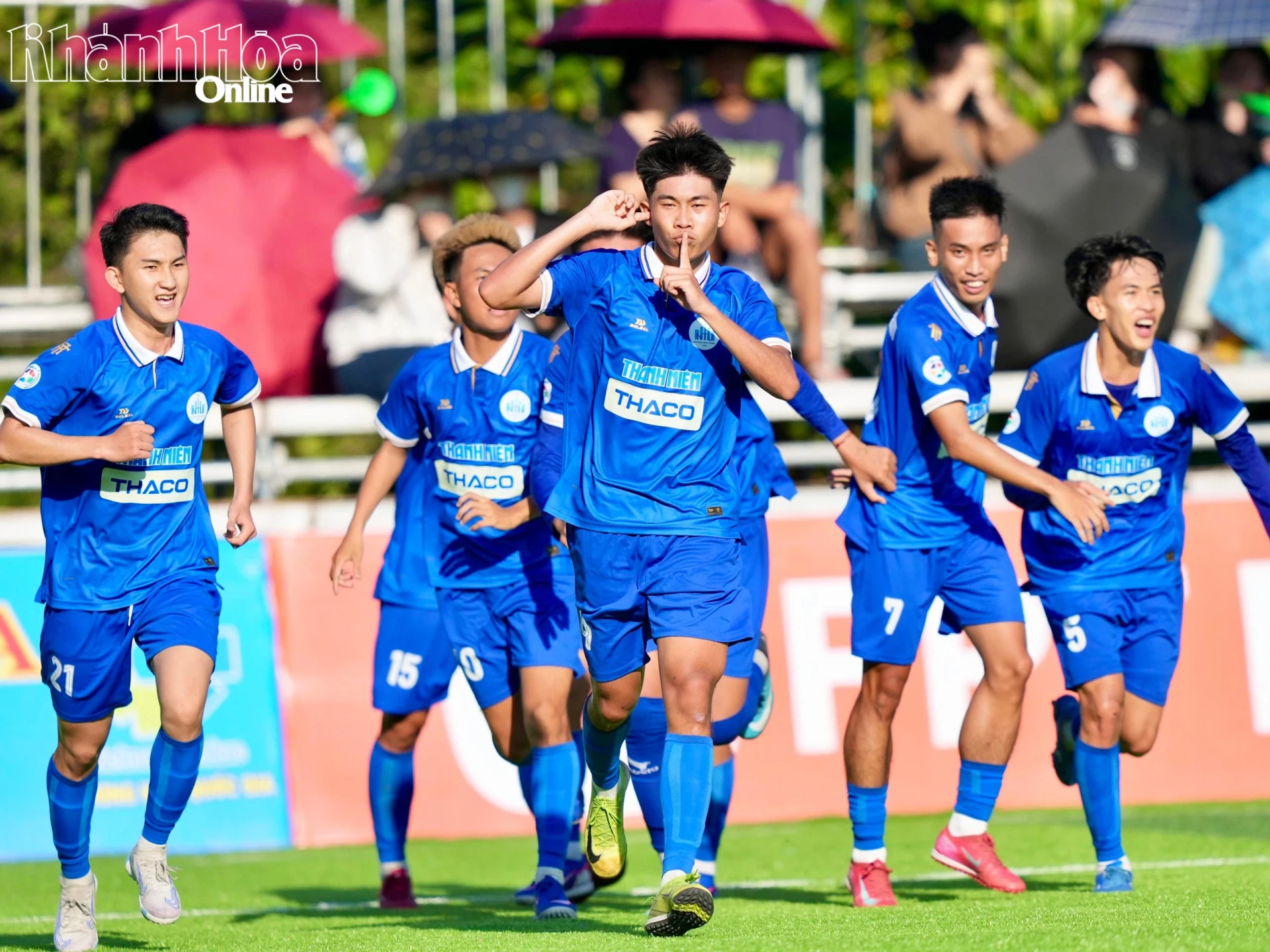 Niềm vui của các cầu thủ Trường Đại học Nha Trang sau chiến thắng trước đội Trường Đại học Lào. 