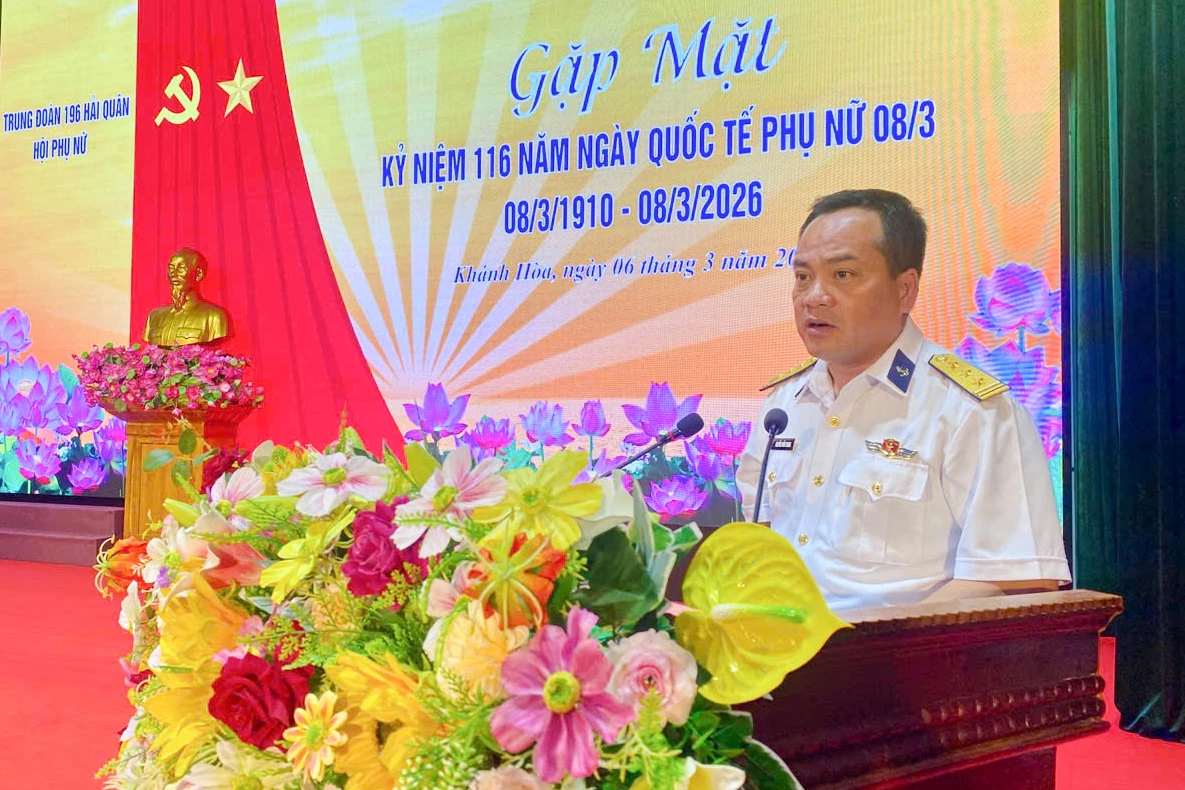 Thượng tá Nguyễn Trần Thanh phát biểu chúc mừng các hội viên phụ nữ.