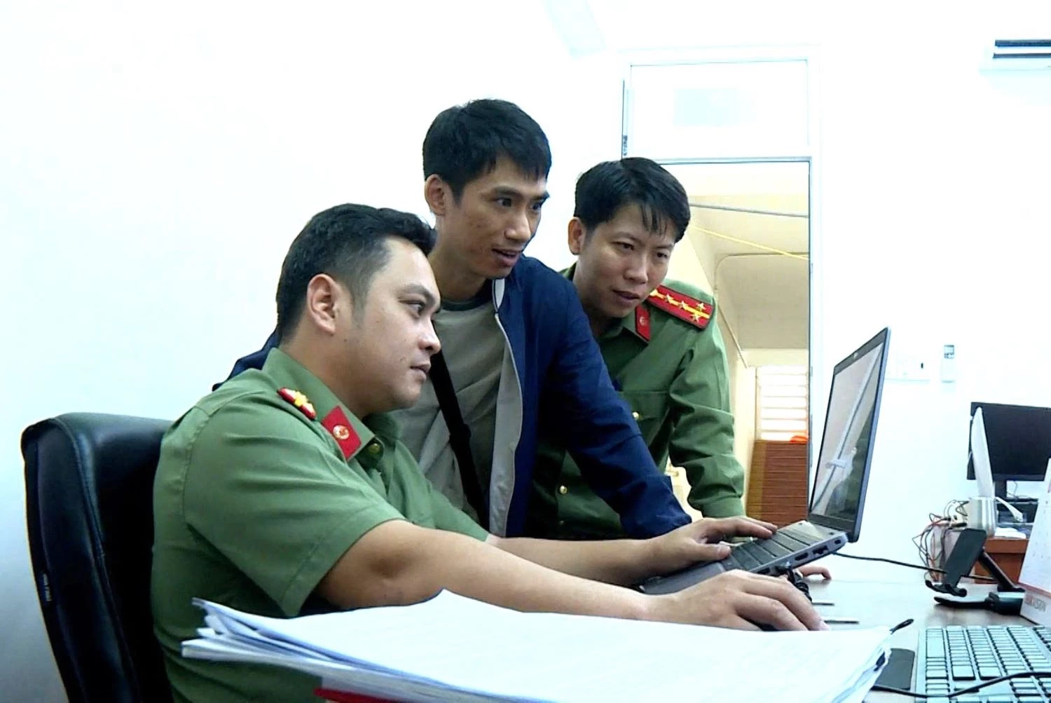 Cán bộ, chiến sĩ Phòng An ninh mạng và phòng chống tội phạm sử dụng công nghệ cao đấu tranh với các thông tin xấu độc trên không gian mạng.