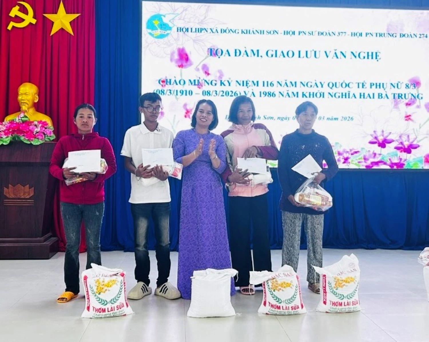 Lãnh đạo Hội Liên hiệp Phụ nữ xã Đông Khánh Sơn trao quà cho phụ nữ khó khăn.