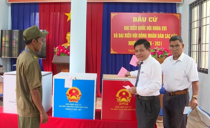 Cử tri xã Khánh Sơn hân hoan tham gia bầu cử