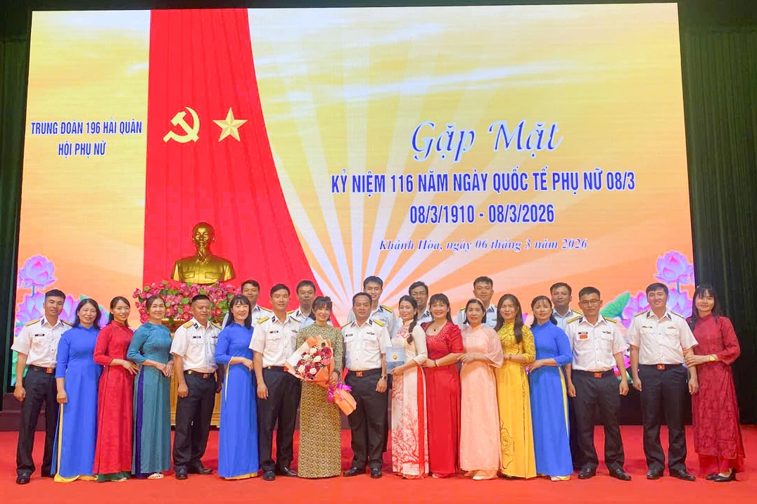 Chỉ huy cơ quan, đơn vị tặng hoa chúc mừng Hội phụ nữ Trung đoàn.