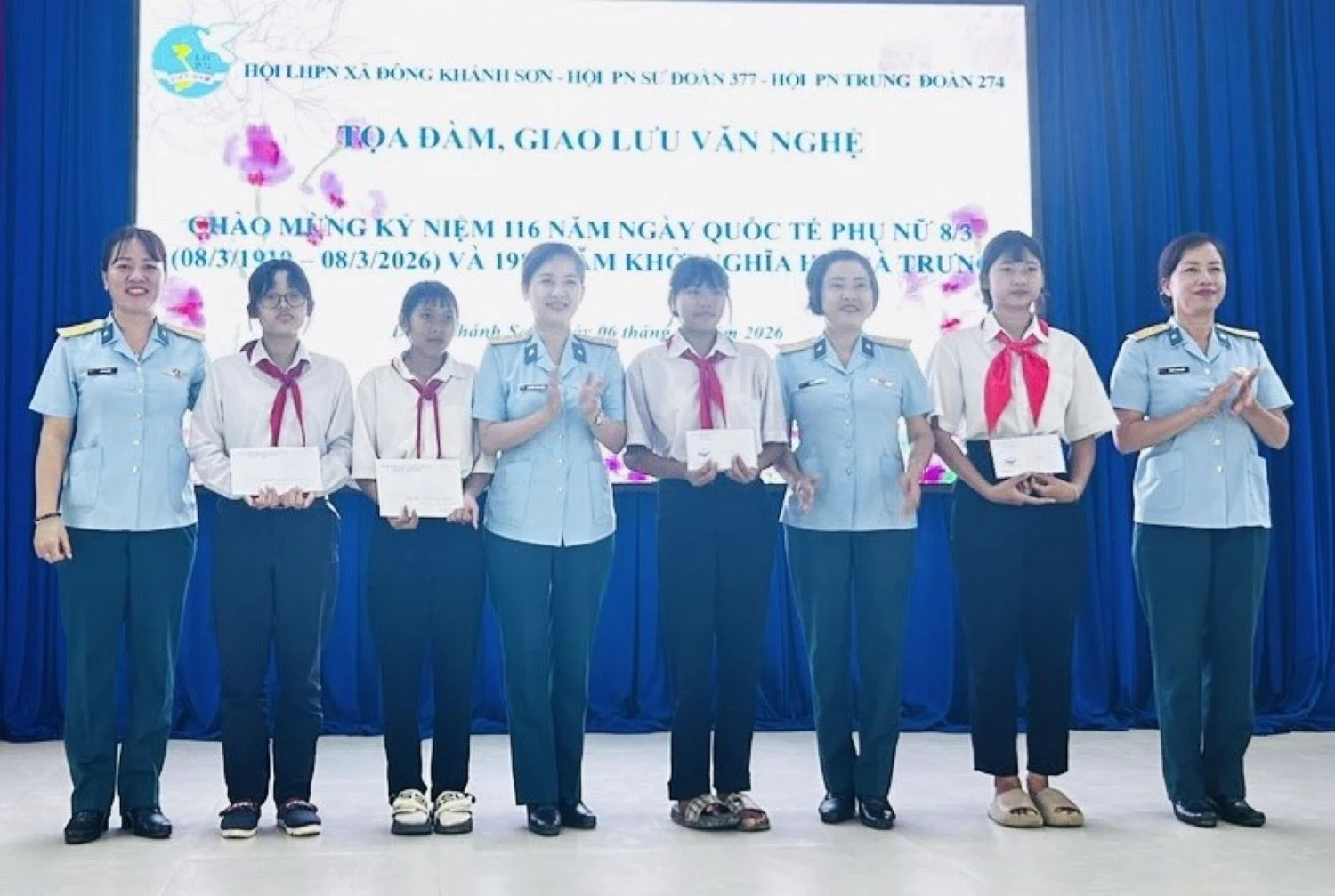 Lãnh đạo Hội Phụ nữ Sư đoàn 377 trao học bổng cho học sinh khó khăn.