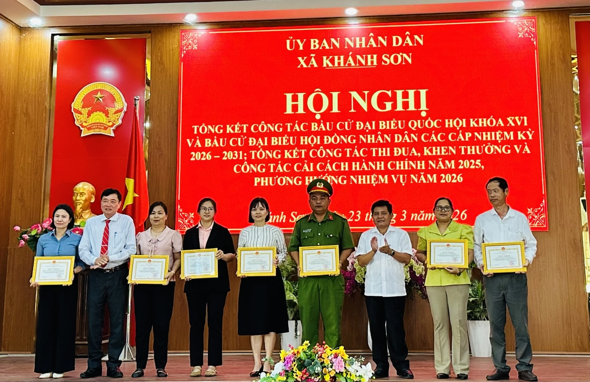 Lãnh đạo xã Khánh Sơn trao giấy khen cho các tập thể có thành tích xuất sắc trong công tác bầu cử đại biểu Quốc hội khóa XVI và đại biểu HĐND các cấp nhiệm kỳ 2026 - 2031.