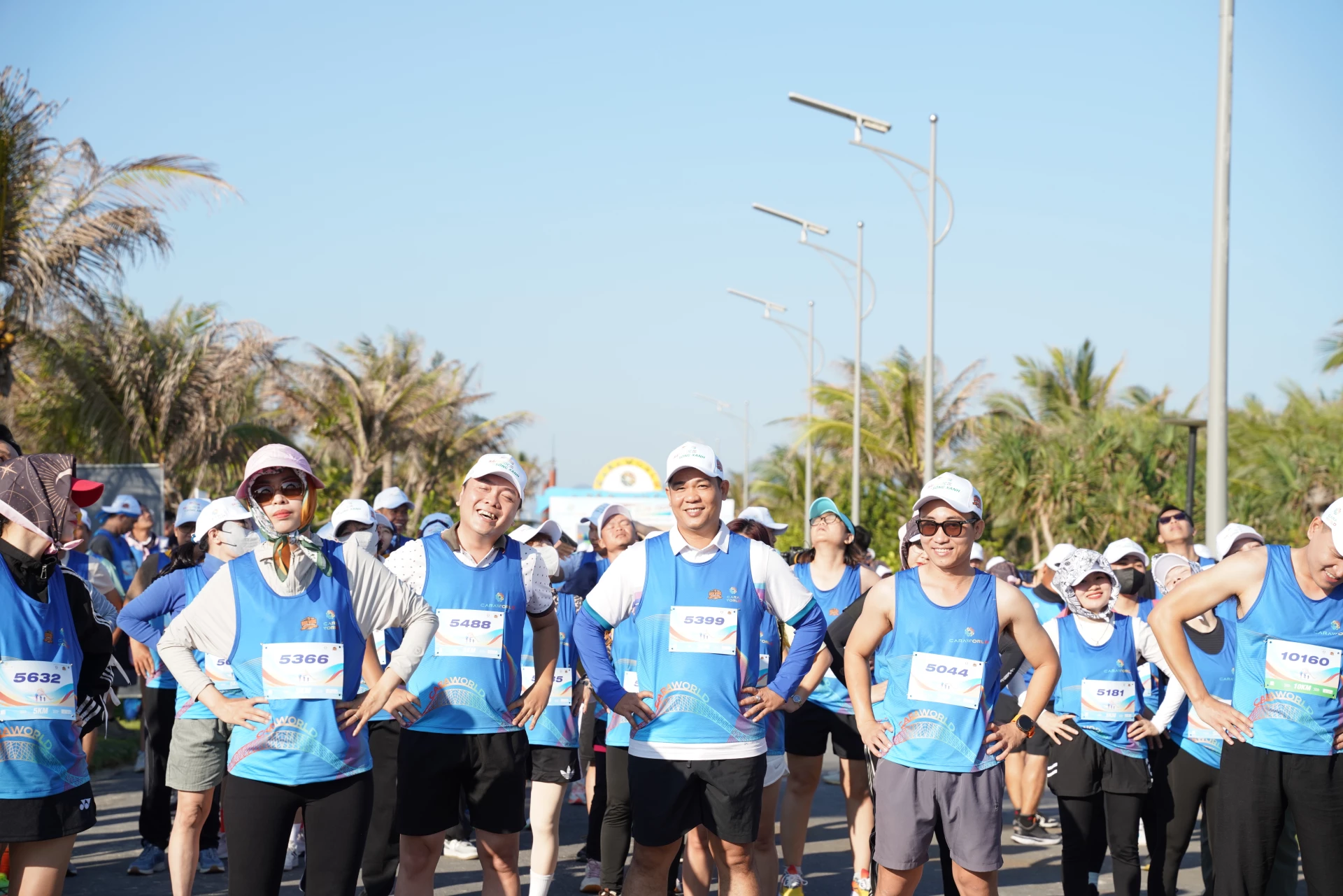 Người tham gia cùng khởi động trước khi xuất phát.