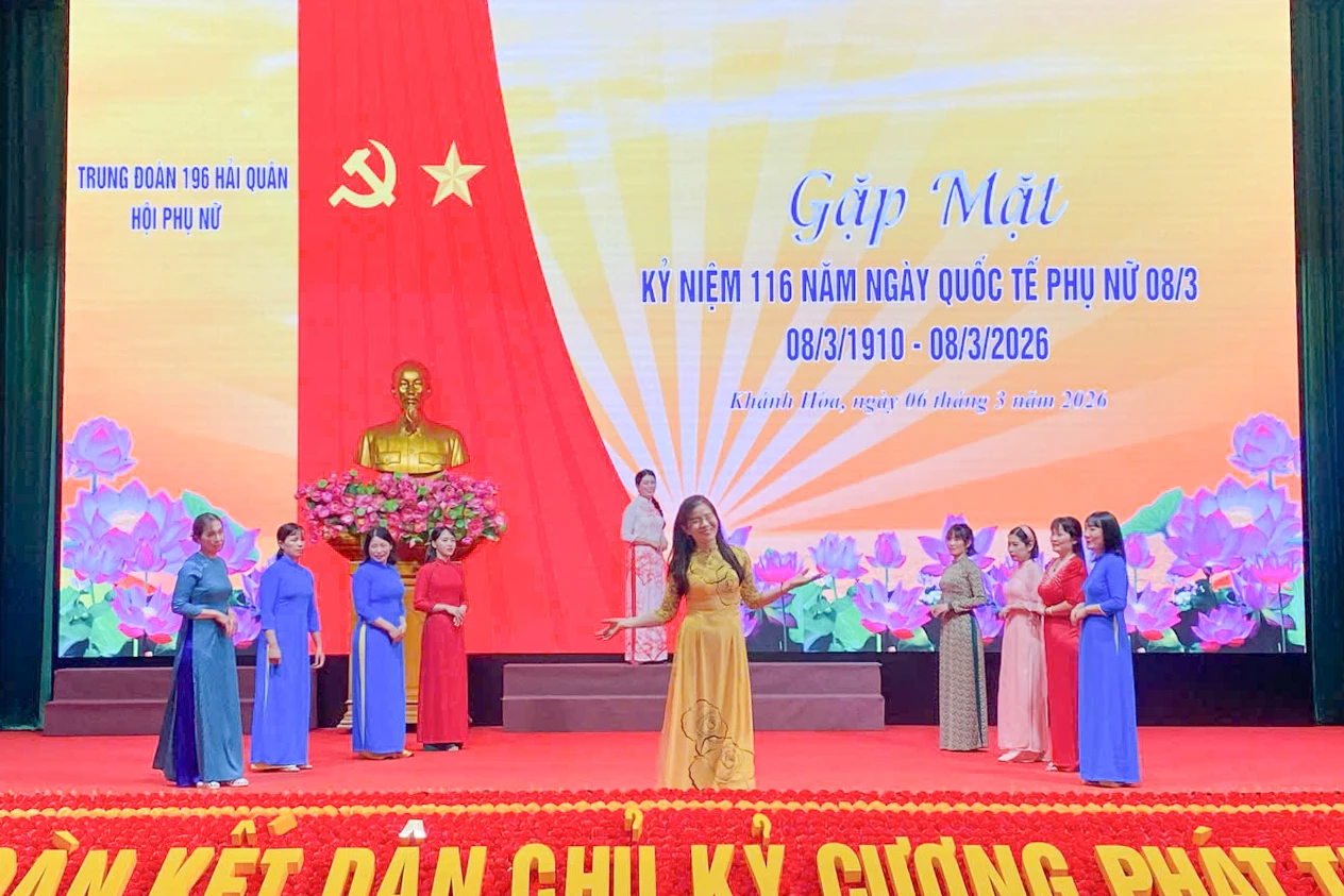 Thi trình diễn áo dài tại chương trình.