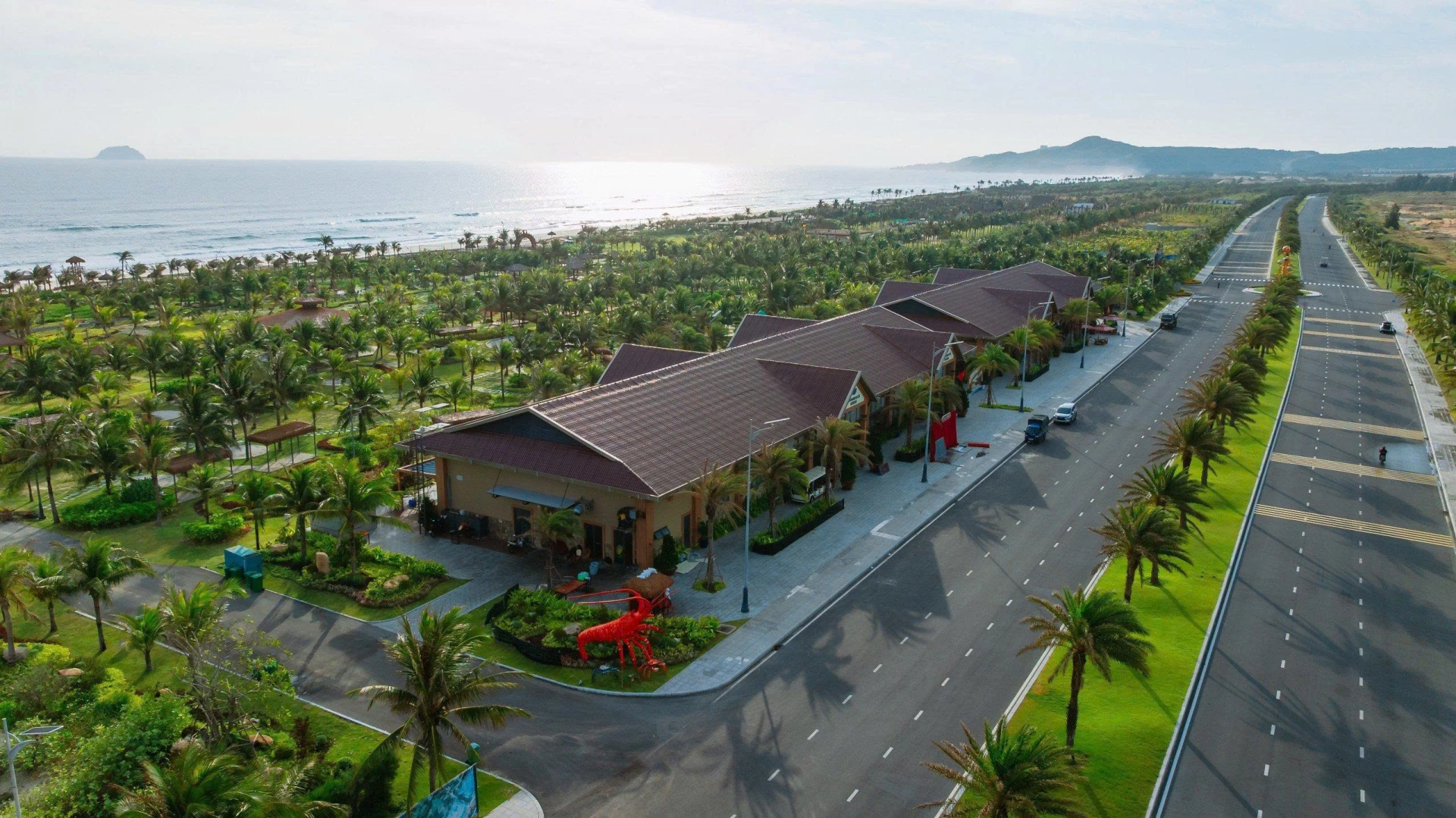 Cung đường chạy ven Bãi Dài xanh mát, mang đến trải nghiệm sải bước giữa thiên nhiên biển.