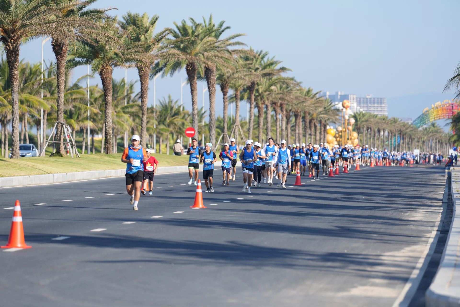 Người tham gia trải nghiệm cung đường chạy ven biển Bãi Dài tại CaraWorld.