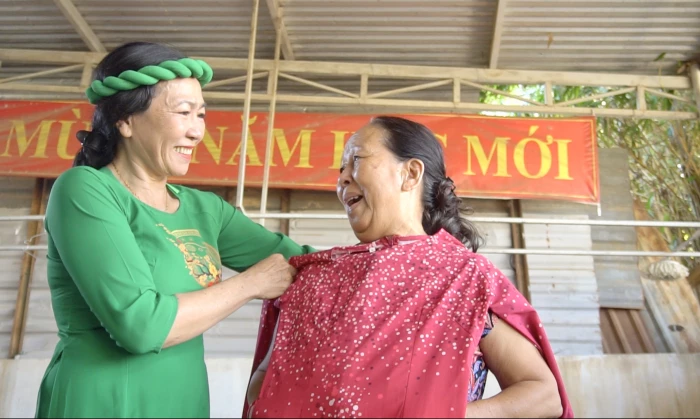 [Video] Những tà áo dài yêu thương