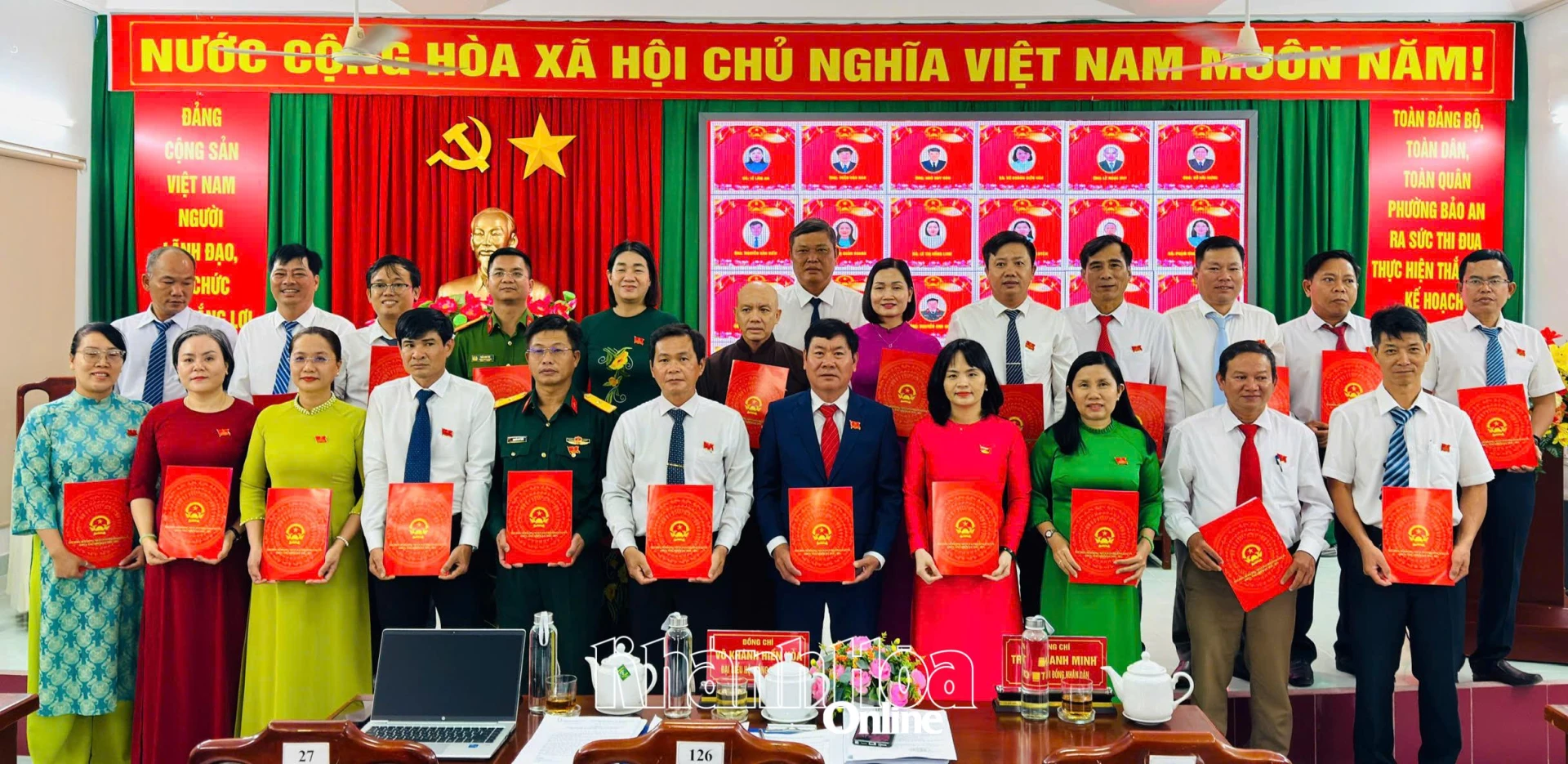 Ủy ban Bầu cử phường Bảo An trao chứng nhận đại biểu HĐND phường Bảo An khóa XIII, nhiệm kỳ 2026 - 2031.