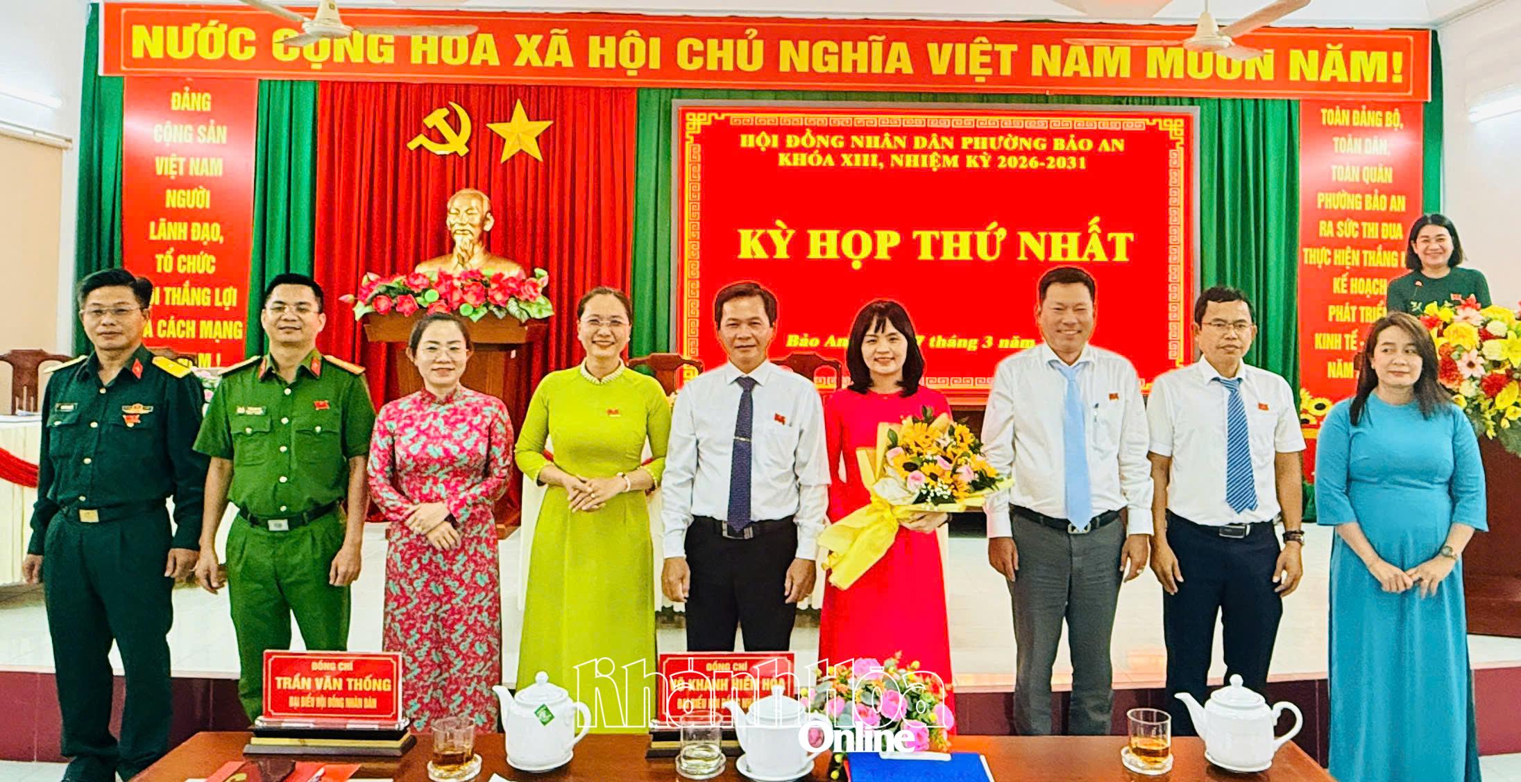Ông Trần Văn Thống - Bí thư Đảng ủy phường Bảo An tặng hoa chúc mừng Chủ tịch, các Phó Chủ tịch và Ủy viên UBND phường Bảo An.
