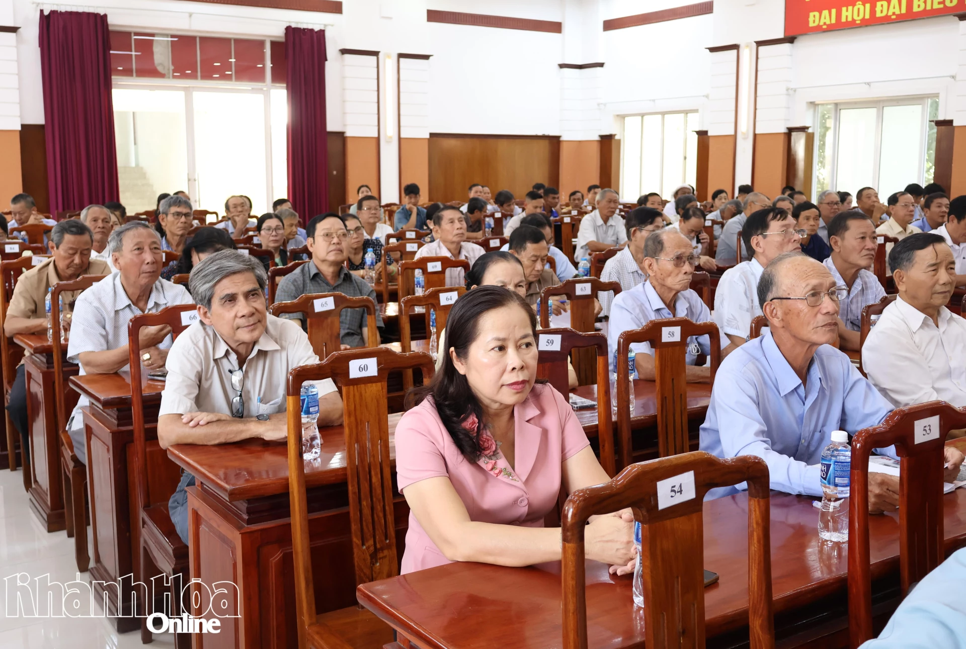 Các đại biểu tham dự buổi tiếp xúc cử tri.