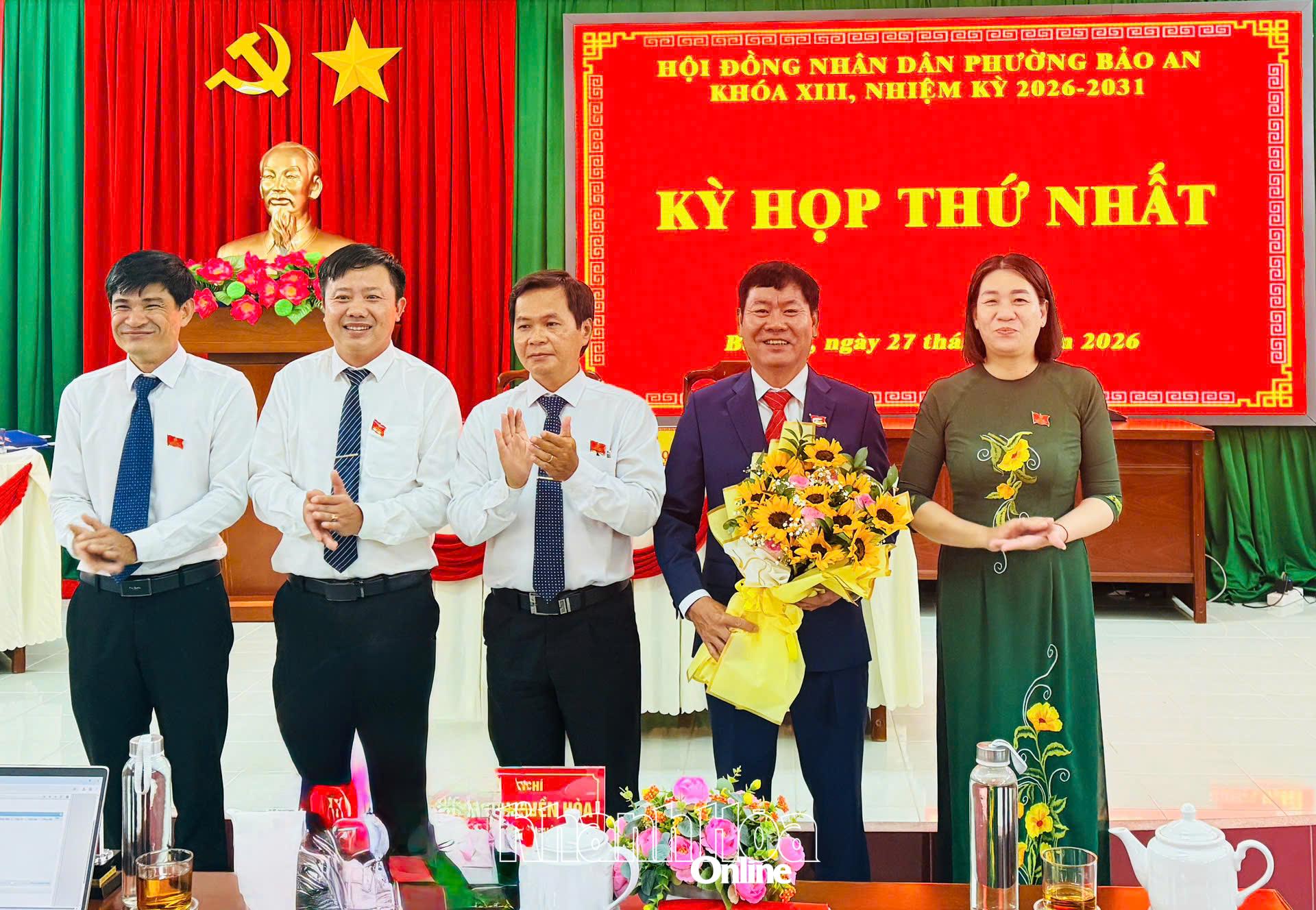 Lãnh đạo phường Bảo An tặng hoa chúc mừng ông ông Trần Thanh Minh