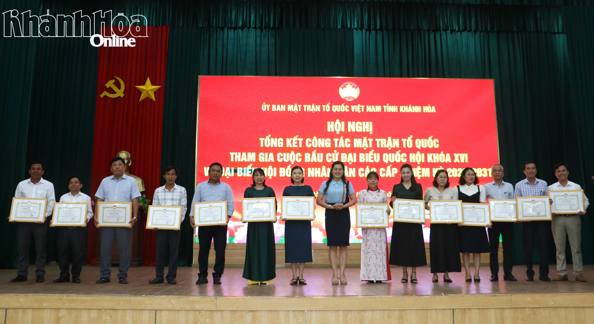 Bà Phạm Thị Ngân Hạnh - Phó Chủ tịch Ủy ban MTTQ Việt Nam tỉnh, Chủ tịch Hội Nông dân tỉnh trao bằng khen cho các cá nhân