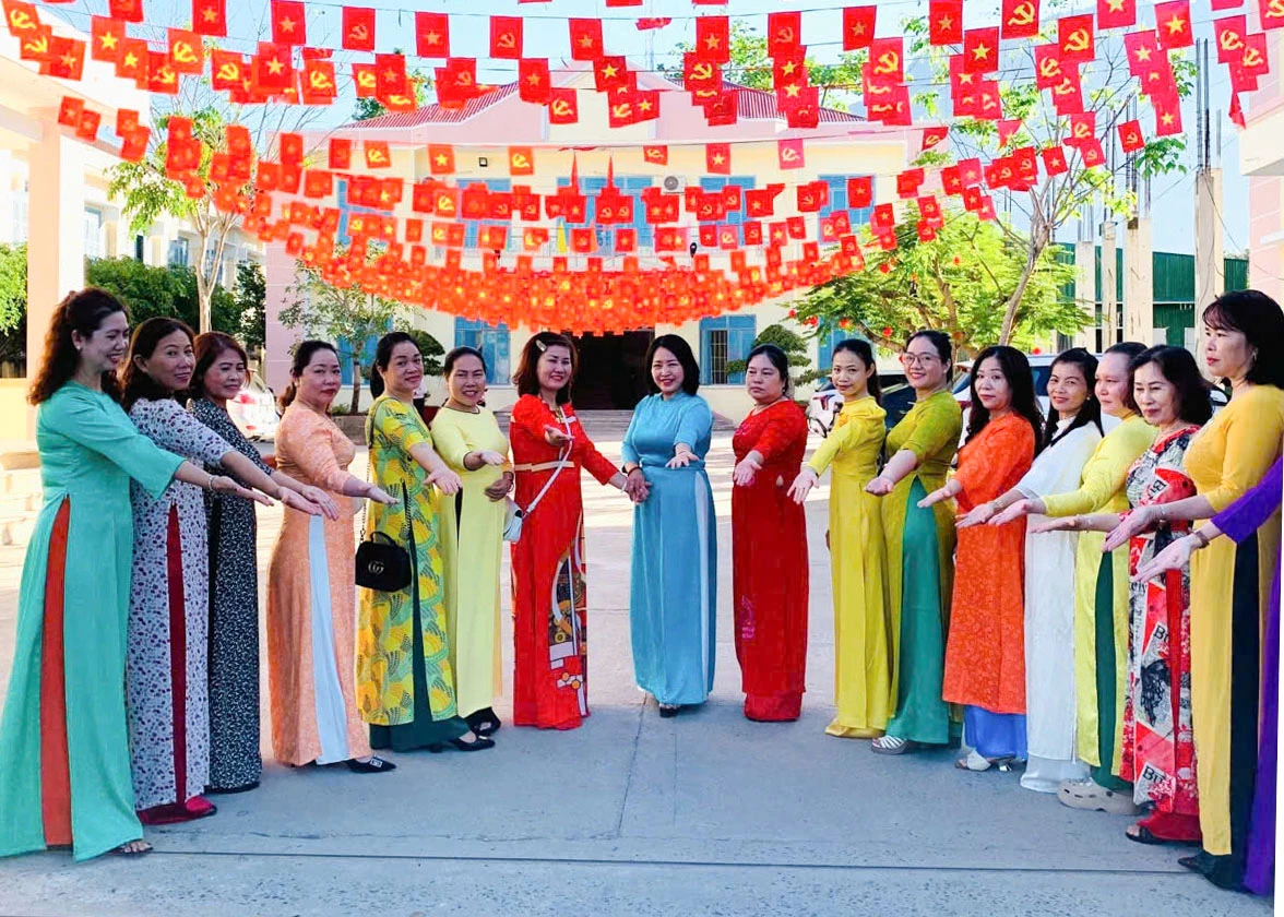 Phụ nữ phường Ba Ngòi chụp ảnh hưởng ứng Tuần lễ Áo dài.