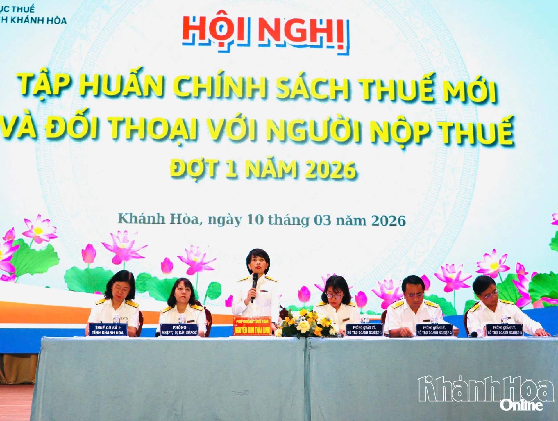 Bà Nguyễn Kim Thái Linh - Phó trưởng Thuế tỉnh phát biểu tại hội nghị.