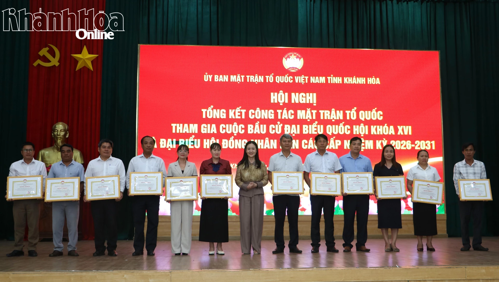 Bà Nguyễn Quỳnh Nga - Phó Chủ tịch  Ủy ban MTTQ Việt Nam tỉnh, Chủ tịch Hội Liên hiệp Phụ nữ tỉnh trao bằng khen cho các tập thể