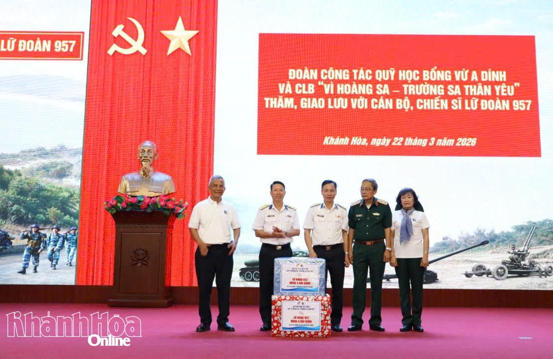 Bà Trương Mỹ Hoa và đoàn công tác trao quà cho đơn vị