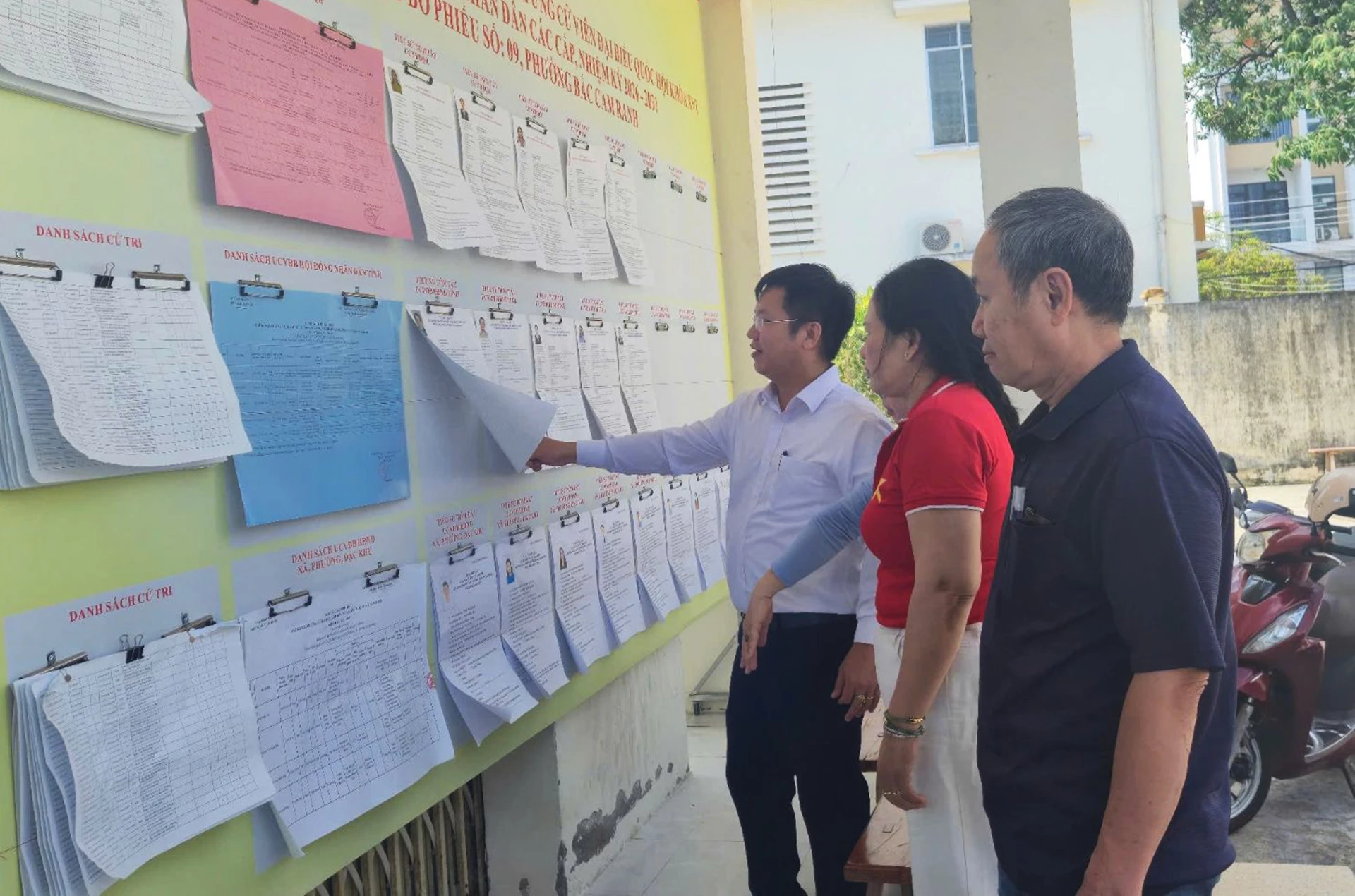 Lãnh đạo phường Bắc Cam Ranh kiểm tra công tác chuẩn bị bầu cử tại Khu vực bỏ phiếu Tổ dân phố Hòa Do 3.