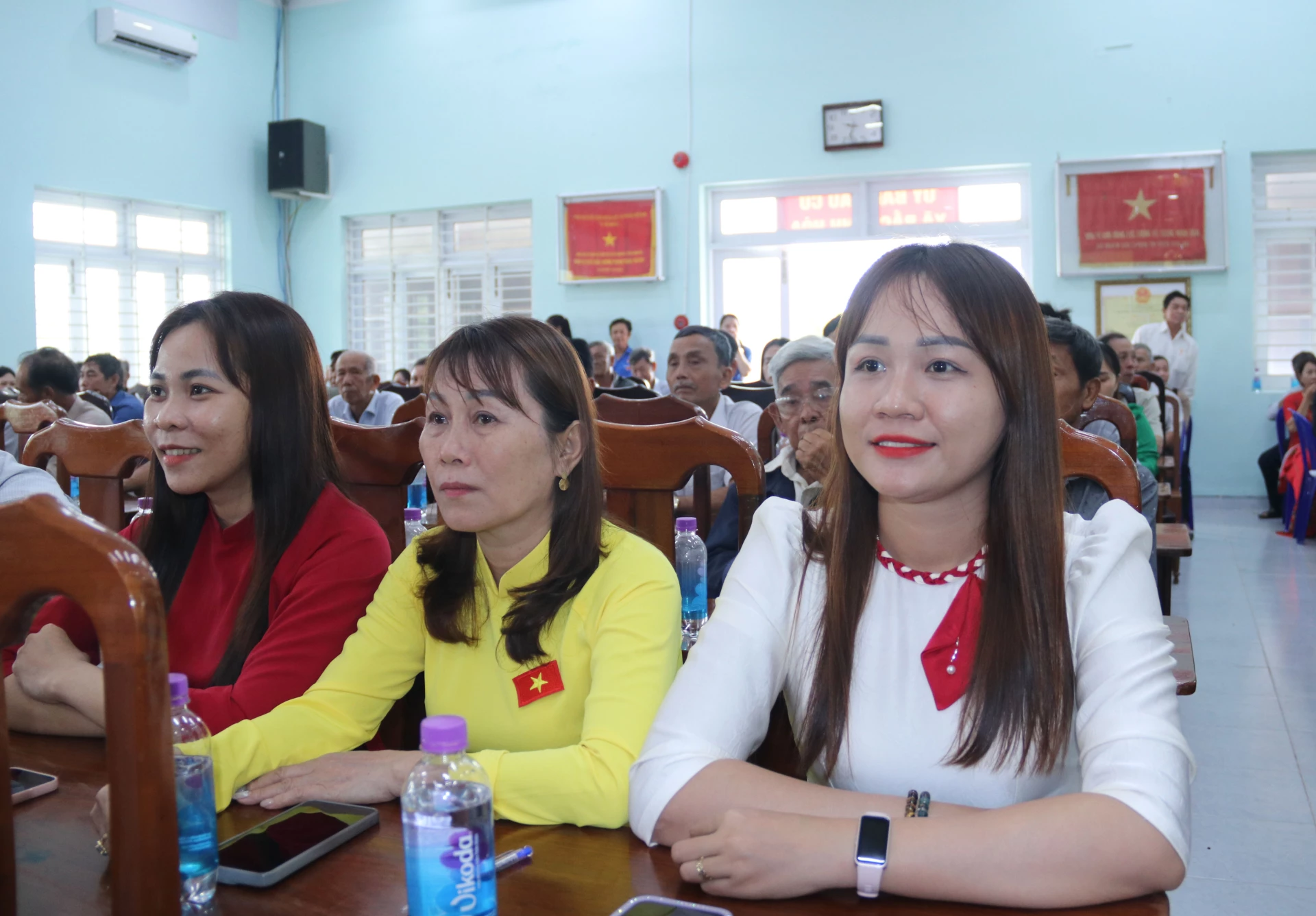 Trong Tuần lễ Áo dài, các cấp hội khuyến khích chị em mặc áo dài trong các hoạt động phù hợp. Trong ảnh: Phụ nữ xã Bắc Ninh Hòa mặc áo dài trong buổi tiếp xúc cử tri của ứng cử viên đại biểu HĐND tỉnh.