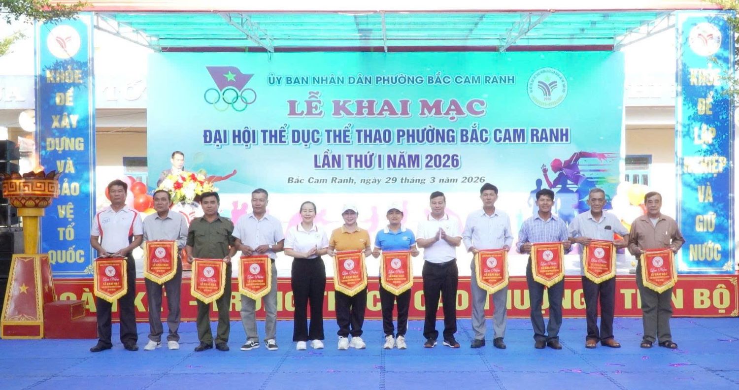 Ban tổ chức tặng cờ lưu niệm cho các đơn vị tham gia đại hội.