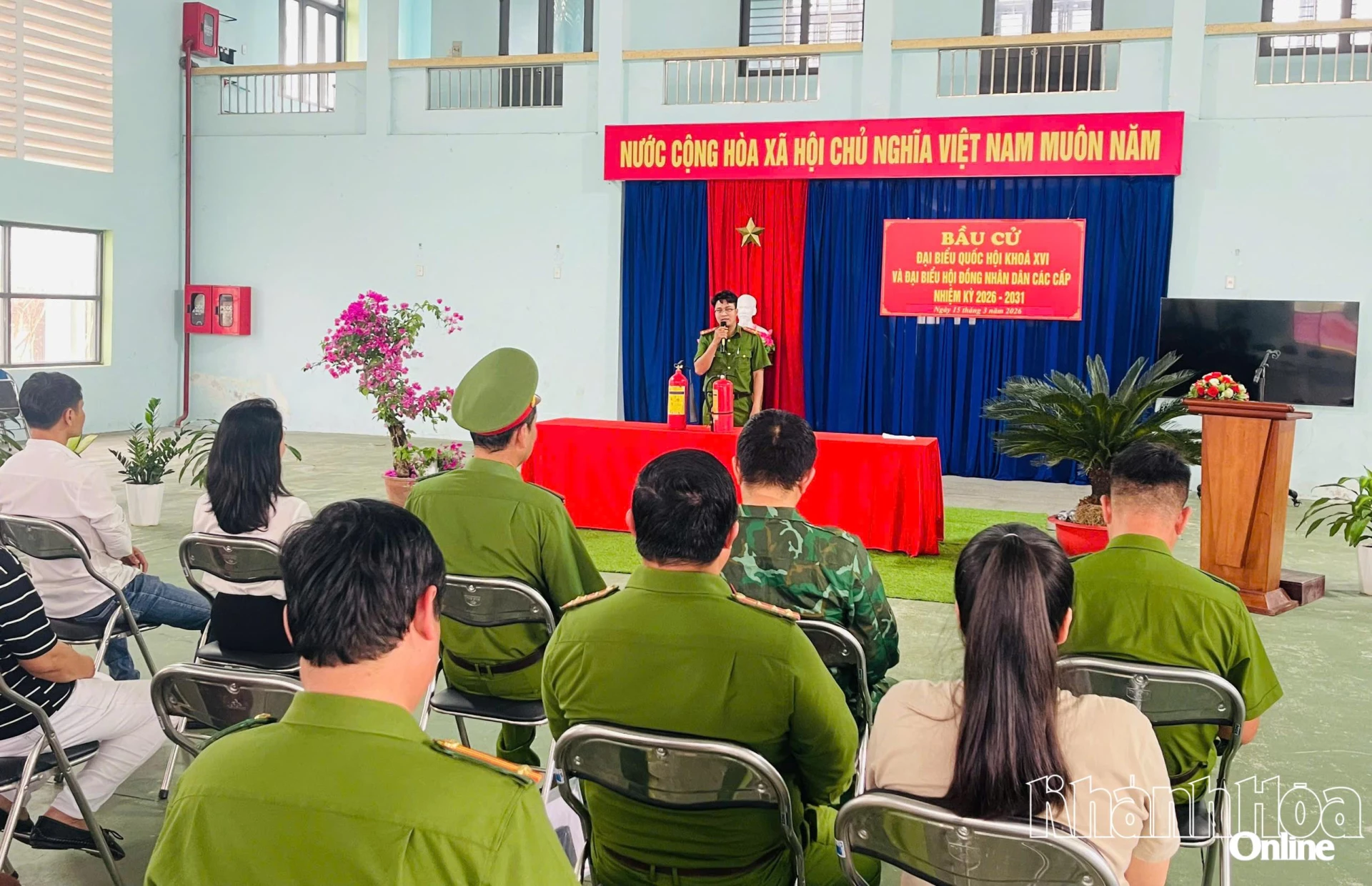 Cán bộ Đội Chữa cháy và cứu nạn cứu hộ khu vực 9 hướng dẫn kỹ năng chữa cháy và cứu nạn, cứu hộ tại tổ bầu cử khu vực bỏ phiếu số 32, tổ dân phố Lương Hòa.