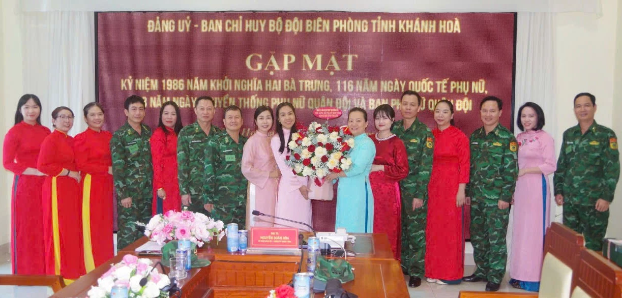 Lãnh đạo Đảng ủy, Ban Chỉ huy Bộ đội Biên phòng tỉnh tặng hoa chúc mừng cán bộ, hội viên phụ nữ.