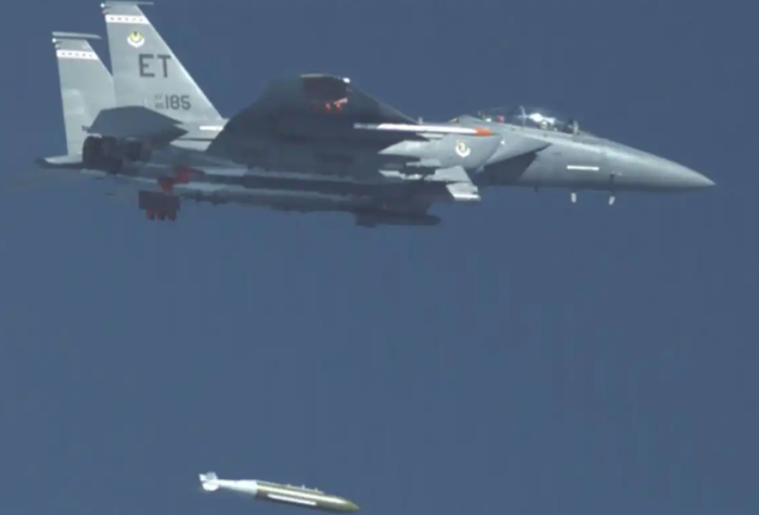 Mỹ rải thảm bom xuyên phá 5.000 pound xuống trận địa tên lửa Iran sát eo biển Hormuz