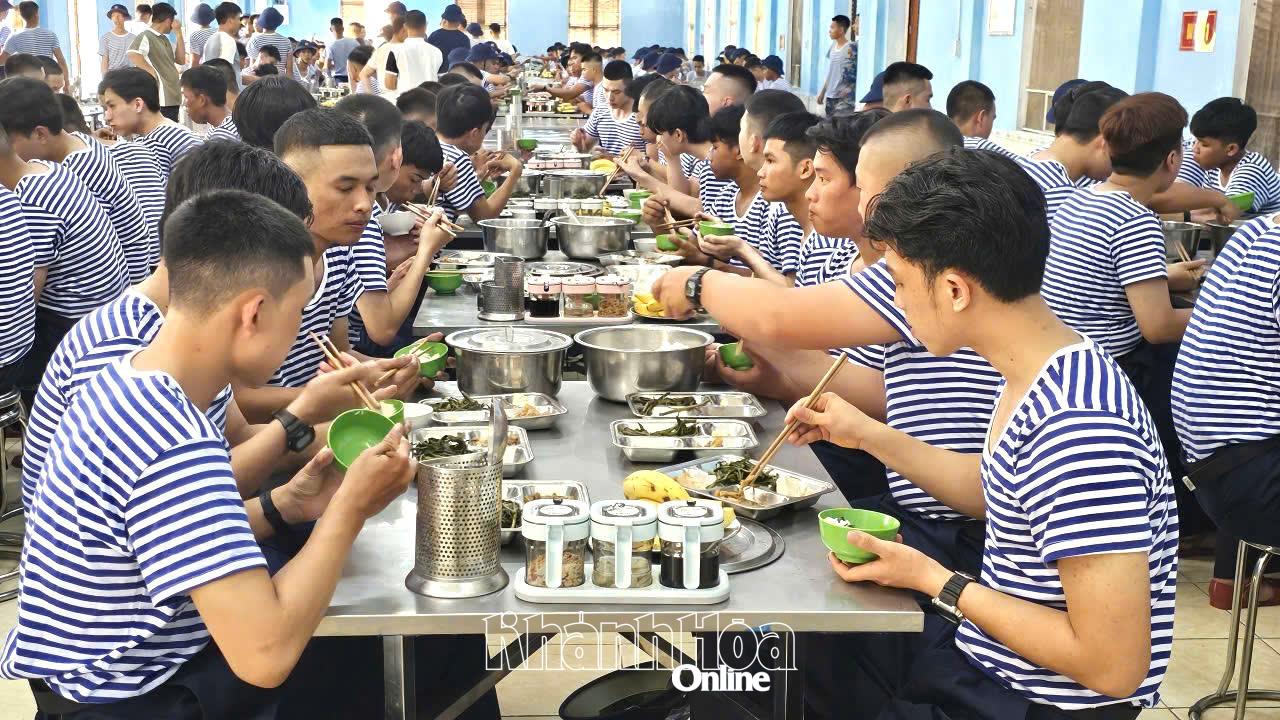 Bữa cơm ngày đầu nhập ngũ của các chiến sĩ mới tại đơn vị