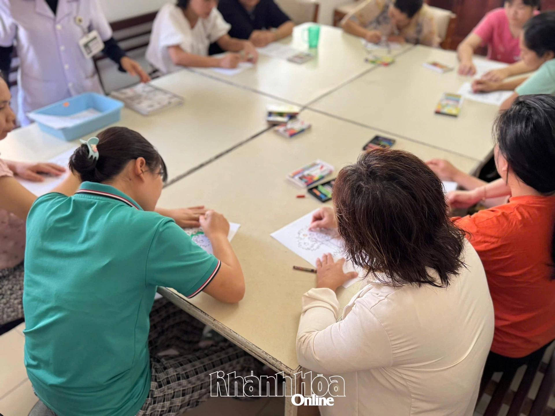 Bệnh nhân Bệnh viện Chuyên khoa Tâm thần Khánh Hòa được hướng dẫn vẽ tranh trong buổi trị liệu.