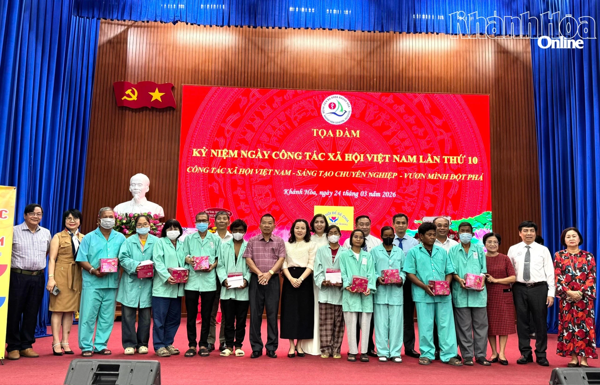 Trao tặng quà hỗ trợ cho các bệnh nhân 