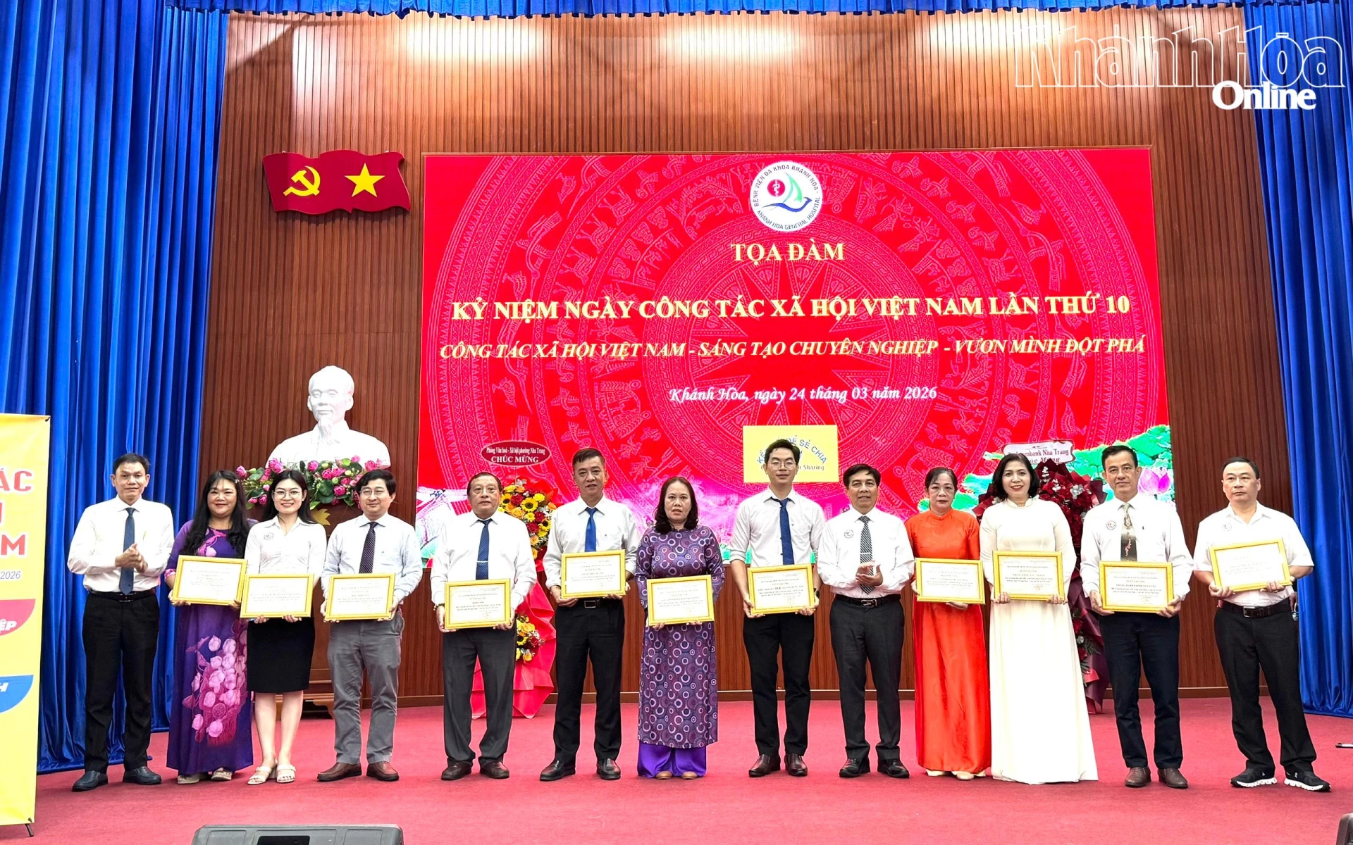 Lãnh đạo Bệnh viện Đa khoa Khánh Hòa tặng giấy khen cho các tập th có thành tích trong công tác xã hội