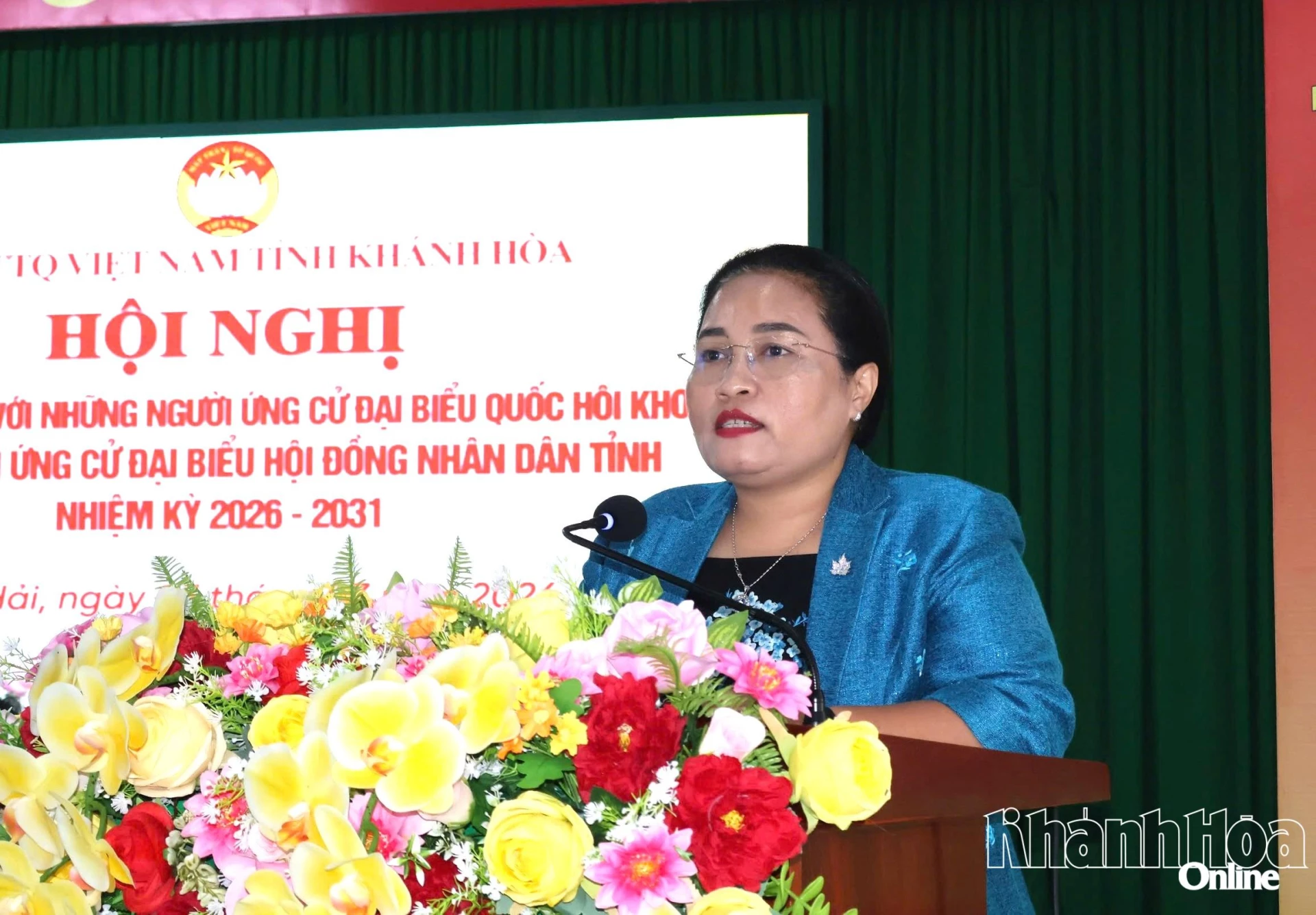 Bà Chamaléa Thị Thủy trình bày chương trình hành động trước cử tri.