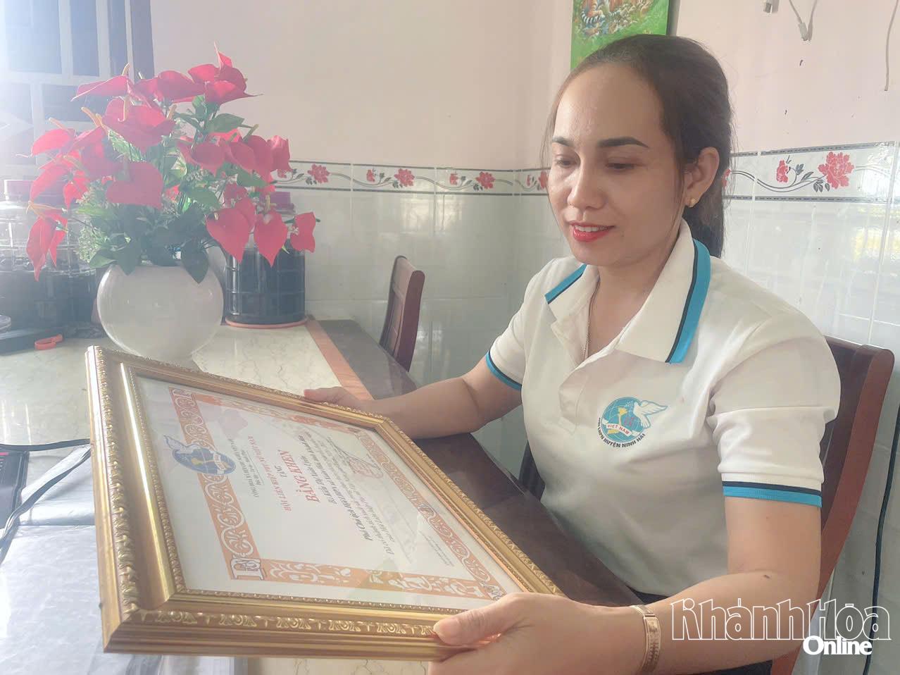 Với những đóng góp của mình, 
chị Kiều Thị Xuân Uyên 
đã được nhận nhiều khen thưởng 
của các cấp hội và địa phương.