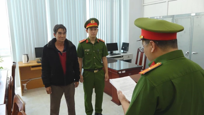 [Video] Khởi tố 2 bị can sản xuất và bán cà phê giả